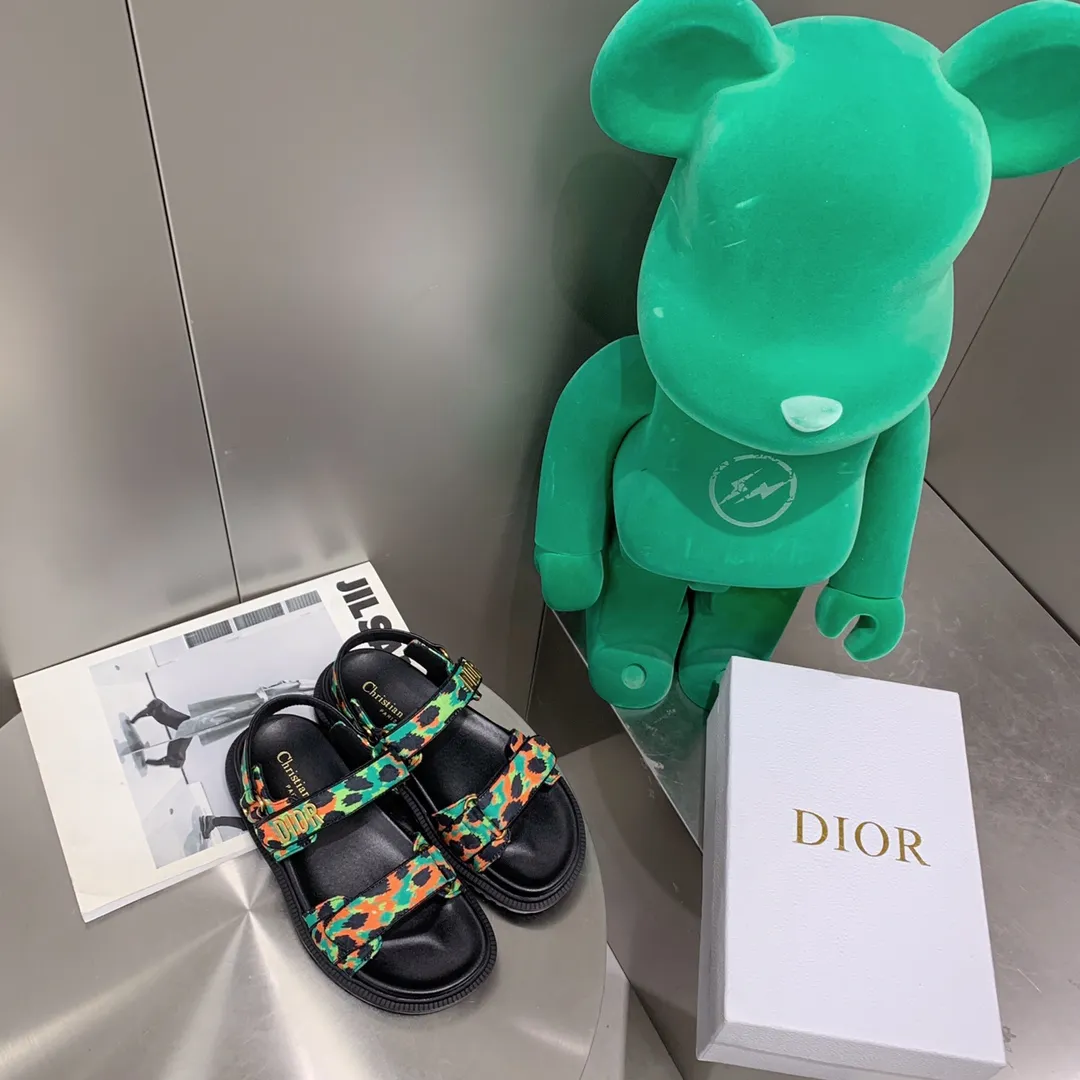 2021春夏新款 Dior-Act 平底涼鞋 厚底款式時尚、搭配貼合腳型的內底,採用格外輕盈、舒適的皮革製作。