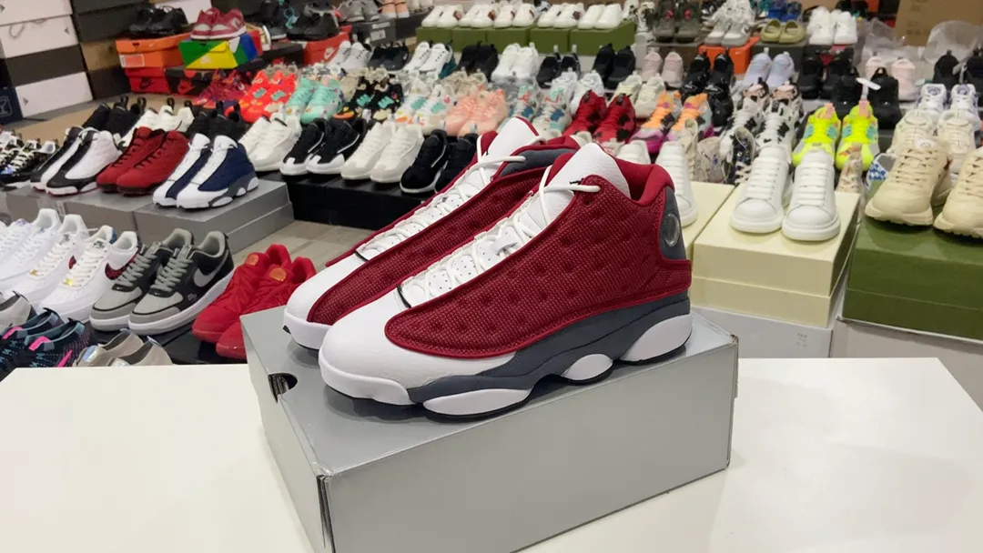 高版本喬丹Air Jordan 13 “Red Flint”“紅燧石2021版”配色方案與經典的 GIGI 配色相同,以紅色替代原本的藍色區域,視覺效果更加亮眼。