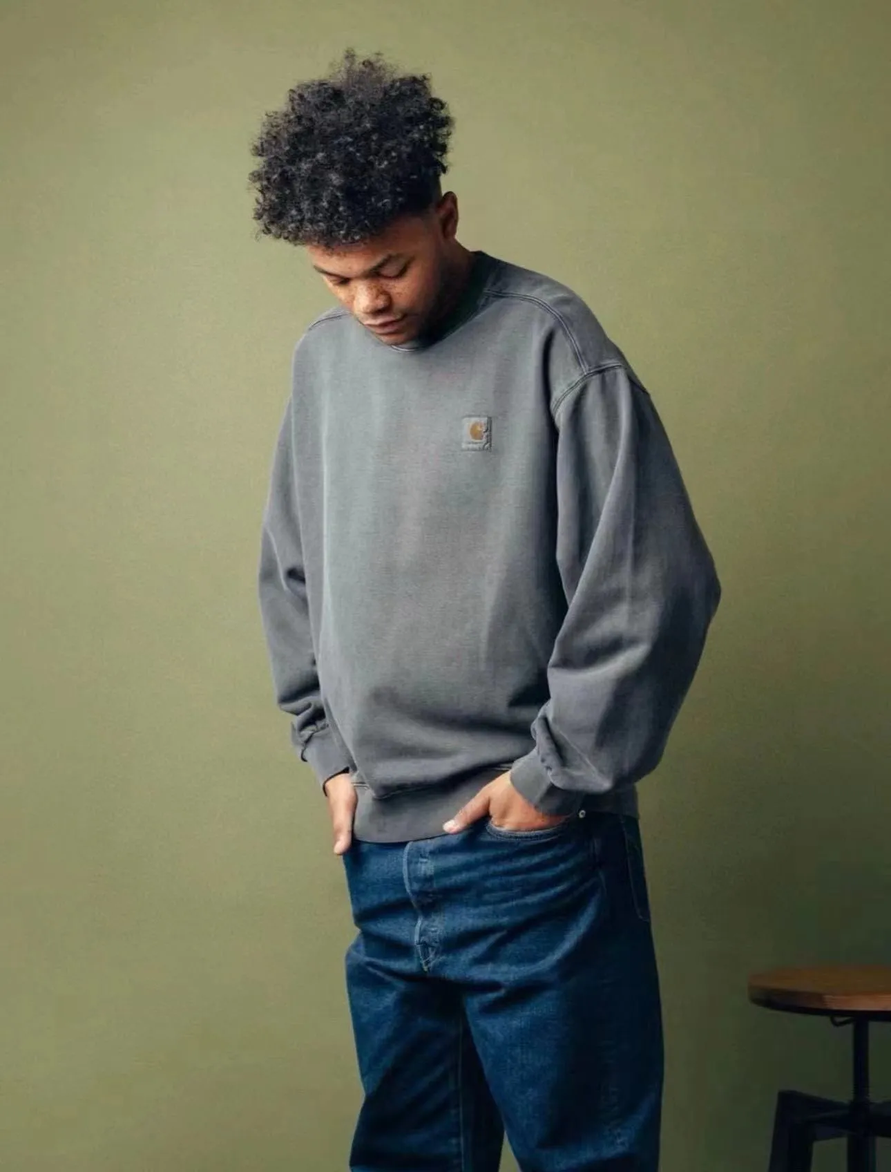 Carhartt 卡哈特 WIP 系列經典logo圓領套頭衛衣                 作為歐洲市場的專供系列依然秉承卡哈特的核心點：品質 耐久和舒適 看似寬闊基本的衛衣構造 融入了多種色彩的選擇使其擁有了十足的街頭味道 胸口簡約的貼佈繡logo已經詮釋了一切的辨識度 成衣採用重水洗工藝 優良的面料才能反復經得起考驗 復古做舊的效果充滿腔調 領口、袖口、下擺寬厚的螺紋加持既突顯了卡哈特工裝的粗獷精神 並且實用和耐穿性大大增加 無論你是工裝愛好者還是卡哈特的擁躉 這款重磅休閒衛衣一定是你秋冬季的百搭單品 430克全棉毛圈 成衣染色成衣水洗做舊 正品級定制                 SIZE:S-XL                編碼：EIO092342
