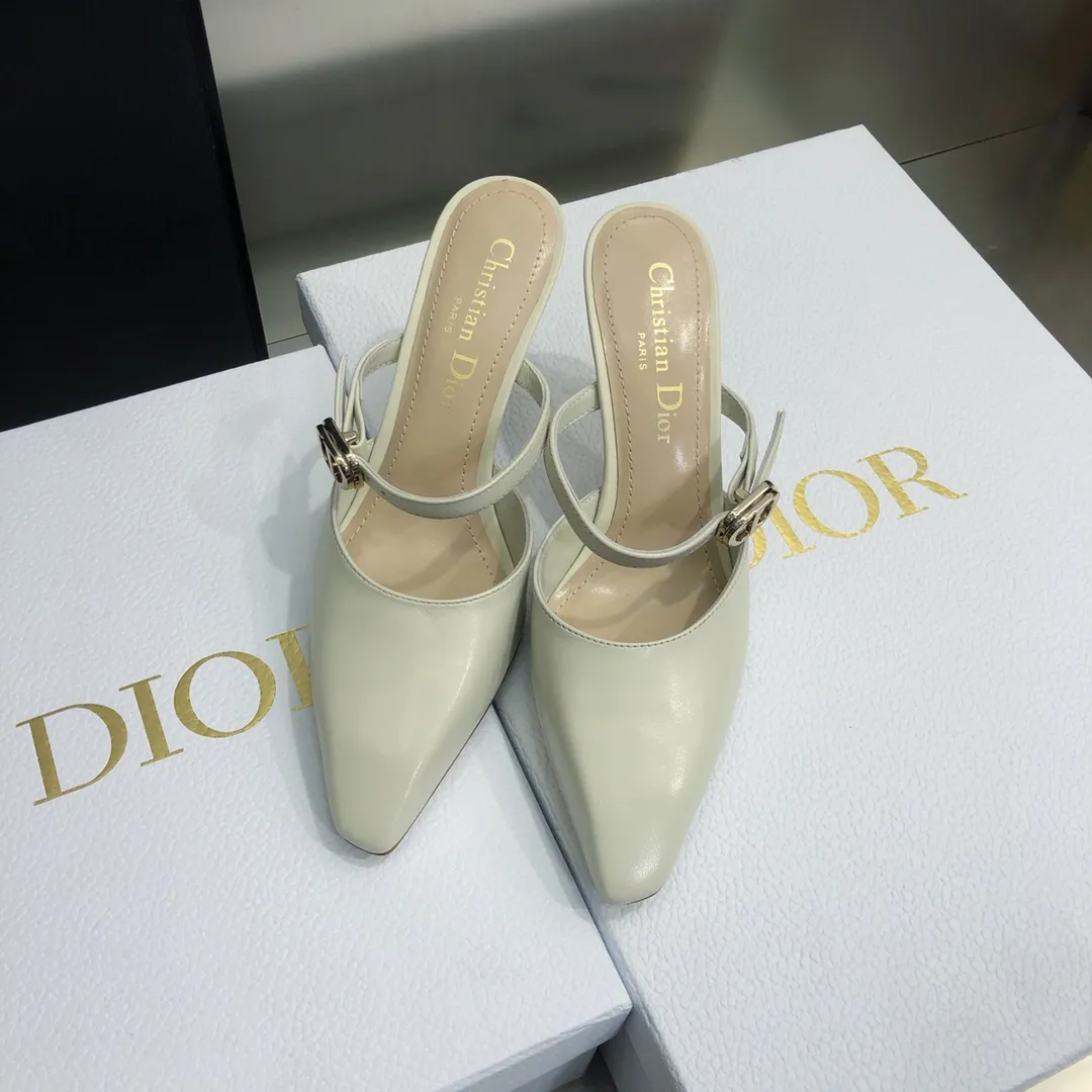Dior 迪奧2022早春新款 Rhodes 系列酒杯跟女單鞋 明星同款方頭穆勒拖鞋 CD字母logo五金扣高跟女涼鞋 原版開發頂級高端版本 材質:鞋面進口全粒面小牛皮+水染羊皮內裡墊腳+意大利真皮大底跟高:7CMSize:34-42 標準碼(34.40.41.42定制不退換)