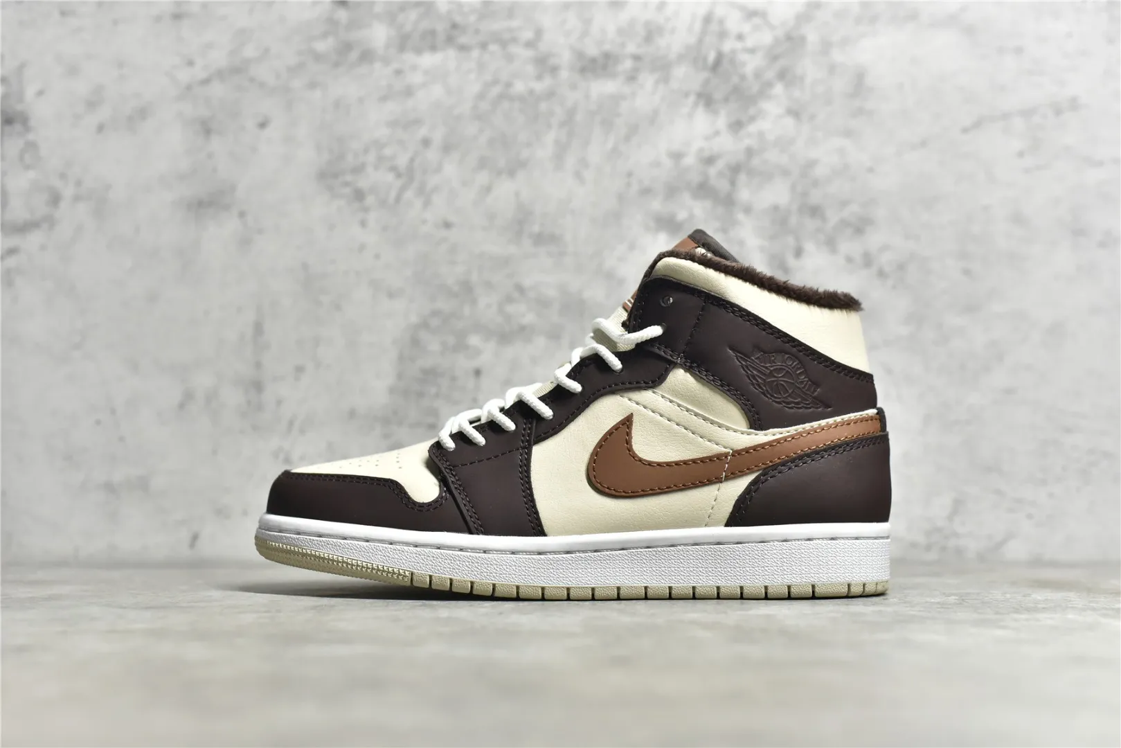 Air Jordan 1 MiD 玄武岩 出爐 價格定位良心 幾十個配色陸續出 一眼公司既視感 拿到手的一瞬間就與眾不同 碾壓市面所有版本 認准細節 全部原鞋開發 打破市面看圖做貨無好貨之說 細節精確 所有配色原數據檔案開發 SIZE：35.5/45