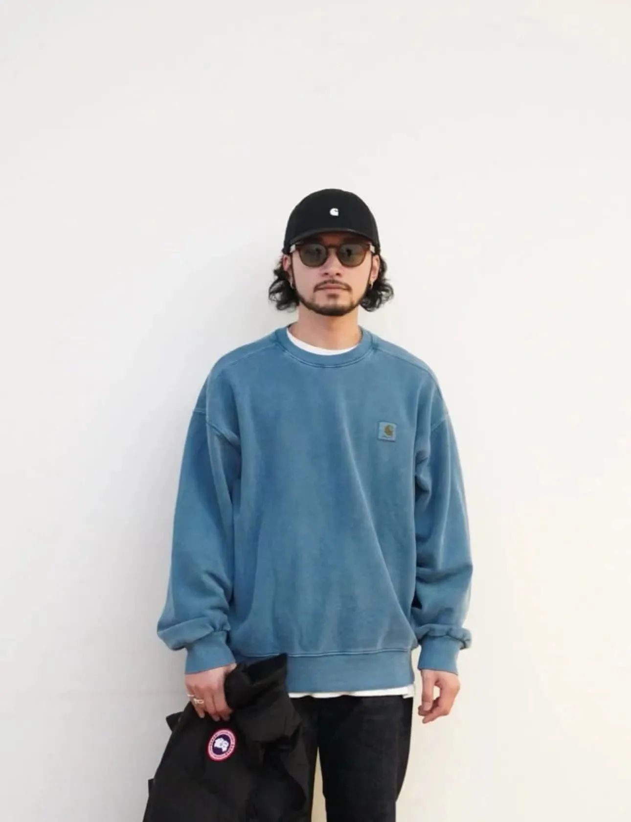 Carhartt 卡哈特 WIP 系列經典logo圓領套頭衛衣                 作為歐洲市場的專供系列依然秉承卡哈特的核心點：品質 耐久和舒適 看似寬闊基本的衛衣構造 融入了多種色彩的選擇使其擁有了十足的街頭味道 胸口簡約的貼佈繡logo已經詮釋了一切的辨識度 成衣採用重水洗工藝 優良的面料才能反復經得起考驗 復古做舊的效果充滿腔調 領口、袖口、下擺寬厚的螺紋加持既突顯了卡哈特工裝的粗獷精神 並且實用和耐穿性大大增加 無論你是工裝愛好者還是卡哈特的擁躉 這款重磅休閒衛衣一定是你秋冬季的百搭單品 430克全棉毛圈 成衣染色成衣水洗做舊 正品級定制                 SIZE:S-XL                編碼：EIO092342