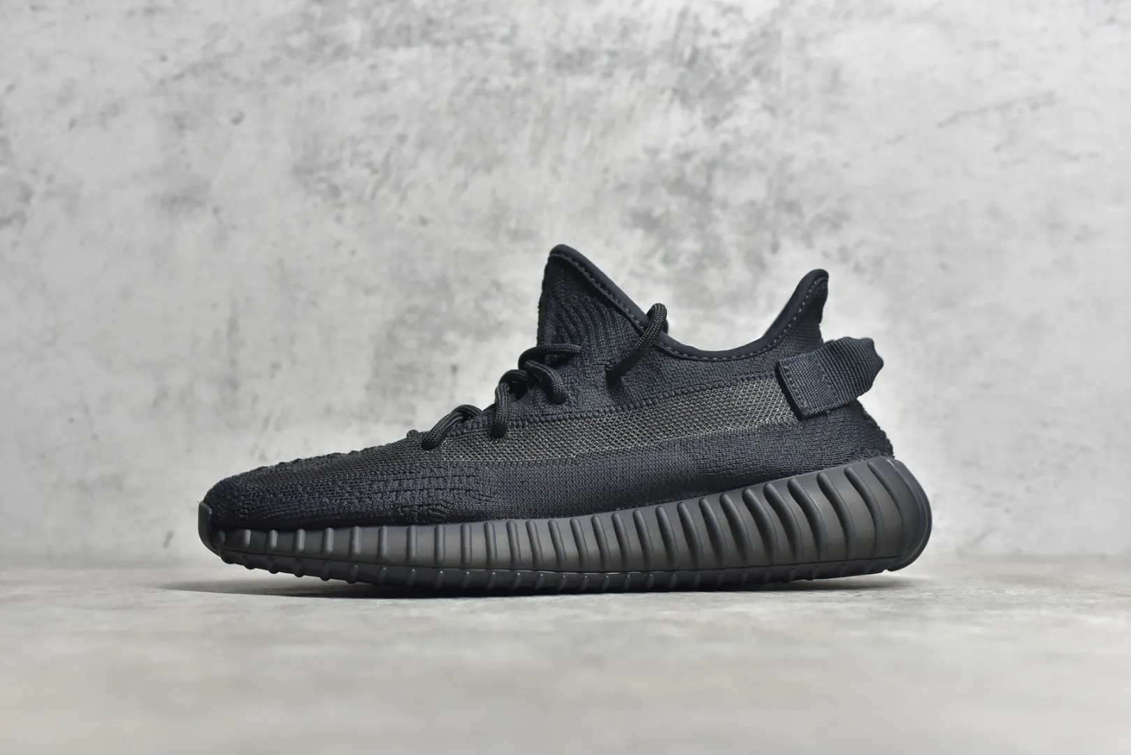 #純原級別 AD Yeezy Boost 350V2  全部配色原鞋開發 全部最新防偽排碼鞋標全新私磨 全新巴斯夫大底 用料飽滿 密度達標 魚絲黑 貨號HQ4540 Size：36/48 長期穩定補貨 最大48碼 外貿專供