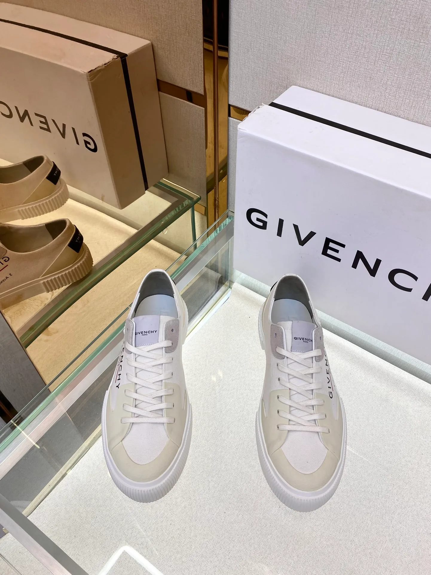 頂級版本Givench*新品板鞋牛皮CITY運動鞋  採用進口牛皮打造，鞋舌金屬銘牌鐫刻GIVENCH* LOGO。