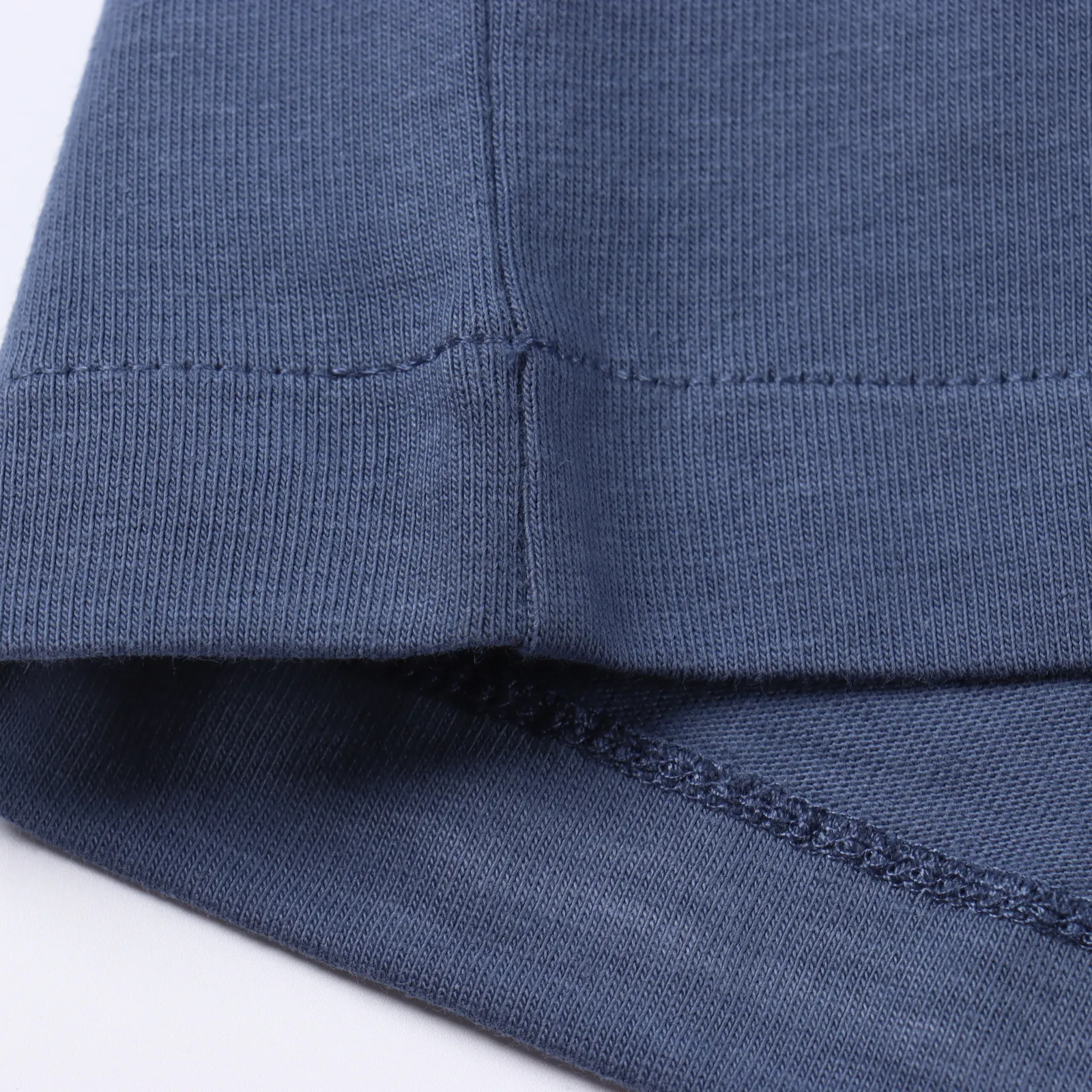 Dior & Stone lsland 石頭島聯名刺繡logo短袖 Dior這款 T 卹來自 DIOR AND STONE ISLAND 限定係列,突顯聯名系列標誌,Stone Island 的經典星星與 Dior 品牌標誌相得益彰。