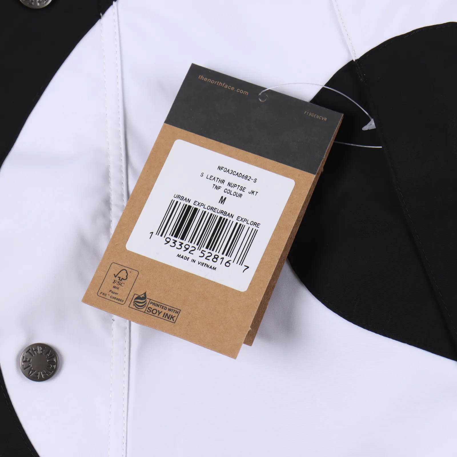 Supreme X The North Face/北面TNF 聯名款滅世大S衝鋒衣外套                市面最頂版本 區別雨衣面料 顏色一眼假版本 原版對位 拒絕殺豬 總共採用正品8條YKK拉鍊 八條裡還分三種不同型號拉鍊/拉頭 其中門襟 一條5號樹脂拉鍊 外口袋及袖子 四條3號樹脂拉鍊 內裡 三條反拉金屬拉鍊 兩側口袋及袖子隱藏拉鍊專業級防水塗層面料 全身壓膠 專業防水塗層 防水效果一流 內置薄絨 保暖擋風性能俱佳 且透氣性完美 聚酰胺纖維成分分散性燃料印花 紅外線網版定位數碼印花後裁片 開版都開了20多個 全部對位縫製 一絲不苟 刺繡 R字母帶大象腿 刺繡更為飽滿 精緻 刺繡細節完美 輔料 鐳射標等一應俱全                 Size：S-XXL                編碼：FFF091354