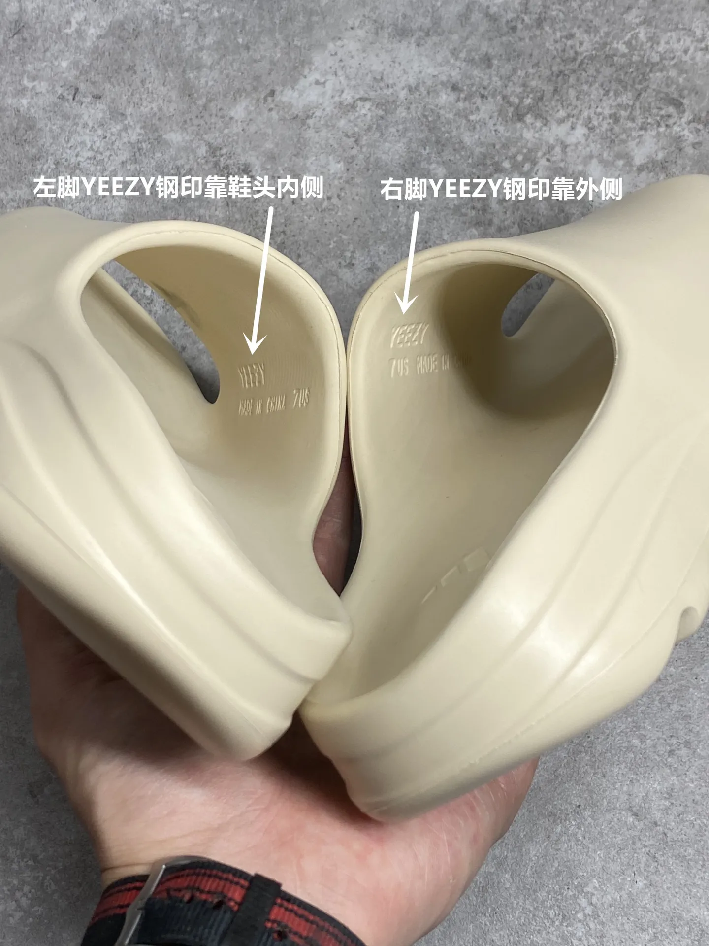 ▪️一個細節讓你們知道市面都是看圖做貨 毫無購買性拖鞋內側鋼印標的YEEZY鋼印 左右腳不同位置