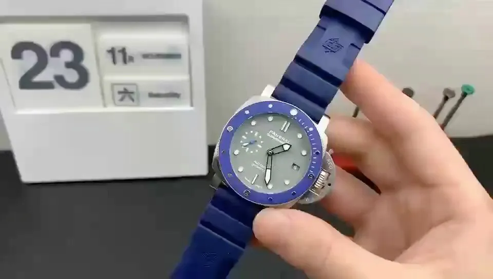 VS新品：SIHH2019藍主角PAM959，加入首次曝光的海軍藍色陶瓷表圈，最新灰色立體鯊魚皮效果的錶盤，精緻細膩。