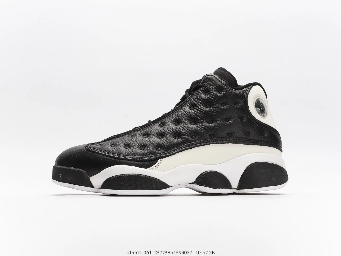 喬丹Air Jordan 13 “Reverse He Got Game”「翻轉熊貓」這雙 Air Jordan 13 繼承了熊貓配色的簡約大方,更多鞋面被黑色皮革覆蓋,質感細膩又頗顯檔次。