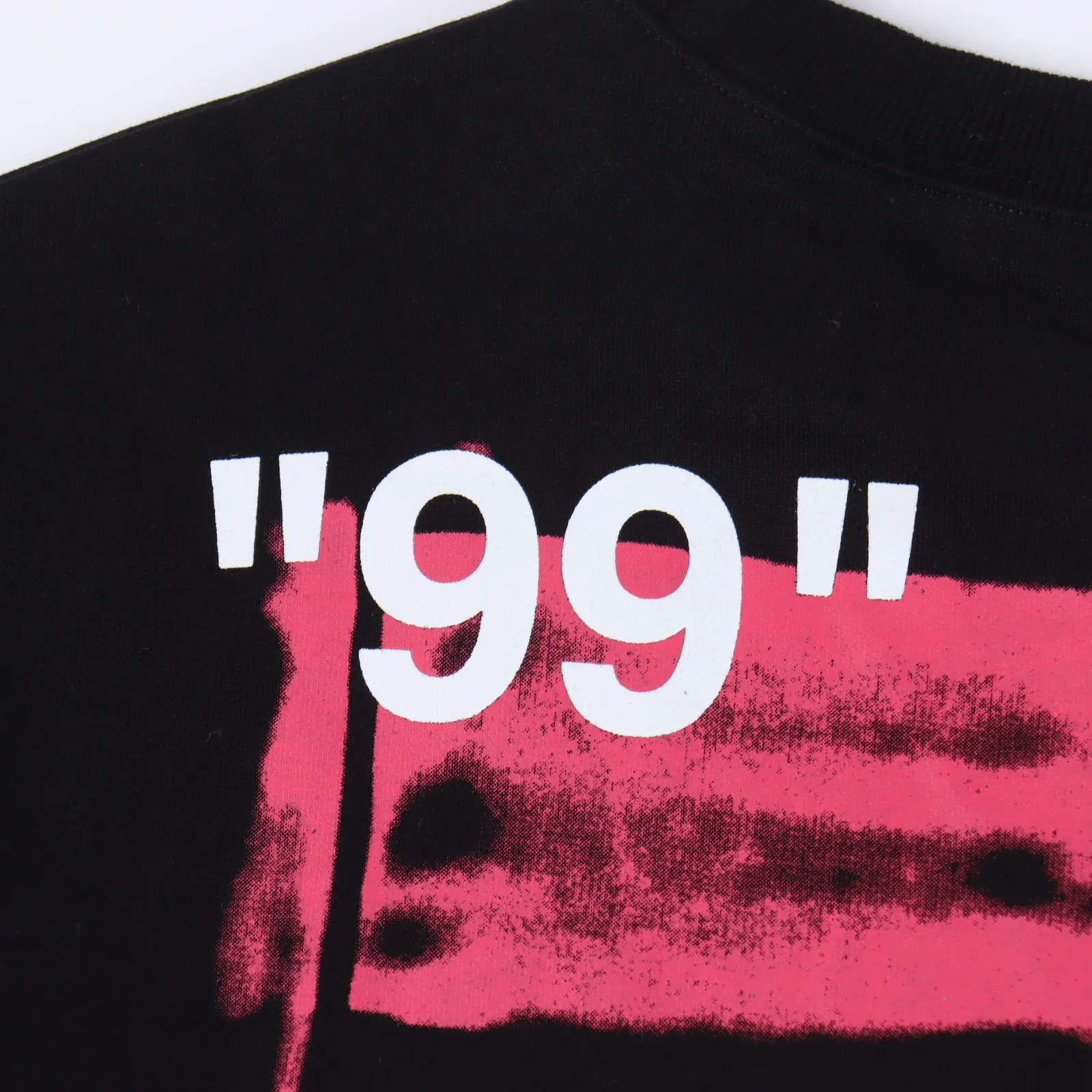 OFF WHITE CO VIRGIL 19Fw 99粉箭頭塗鴉印花圓領衛衣 定織定染400g毛圈全棉面料,布面絲滑質感,成衣水洗預縮處理不掉色不縮水,印花採用日資Mimaki印花機作業,不起邊無毛邊,一共8套網版撞色非常難調,前片3套版,後背12套網版,160網目面料220克重,修改了半個月共計20版,印花採用日資Mimaki印花機作業,不起邊無毛邊,噴繪燙畫熱壓冷撕,透布紋防刮擦熨燙作業,印花不起霧,印花重合顏色深淺均有差別,帽繩矽膠印花,0色差定染帽繩以及面料螺紋,洗標也是按照原版的字體找公司訂做,輔料部分依舊採用全線正確輔料,長方形梭織領標設計,把之前的立體矽膠手感字體取消改為全梭織領標,領標部分可以看到熒光色字體,五聯矽膠吊牌,三聯水洗標以及包裝線依舊 Size:XS-L 編碼:CAL121142