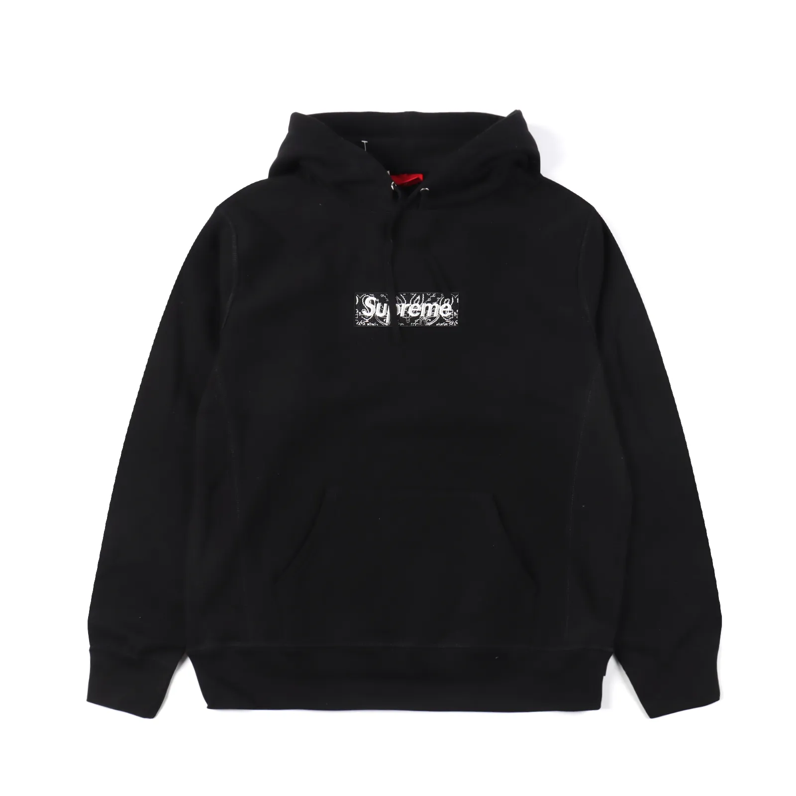 Supreme 19FW Bandana Bogo Boxlogo Hooded腰果花連帽衛衣                關於主打的牌子之一 Supreme成名作 都做到老了 腰果花：輔料：對版定制主嘜、洗水嘜、吊牌、包裝袋 帽繩：帽繩及雞眼細節均與正品一致，市場通貨使用的是非定製帽繩(厚度較薄) 刺繡：採用日本田島繡花機作業，區別於市場看圖做貨版本，刺繡尺寸、密度、飽和度均與正品一致，不同於國產繡花機的千瘡萬孔 面料：480克純棉橫裁面料 縫製細節：採用四針六線無骨拼接，區別市場主流三針五線工藝 下擺、袖口細節：下擺和袖口均採用無彈性羅紋，市場通貨採用有彈性羅紋致使下擺和袖口呈現波浪狀                size：S/XL                編碼：SKK011242
