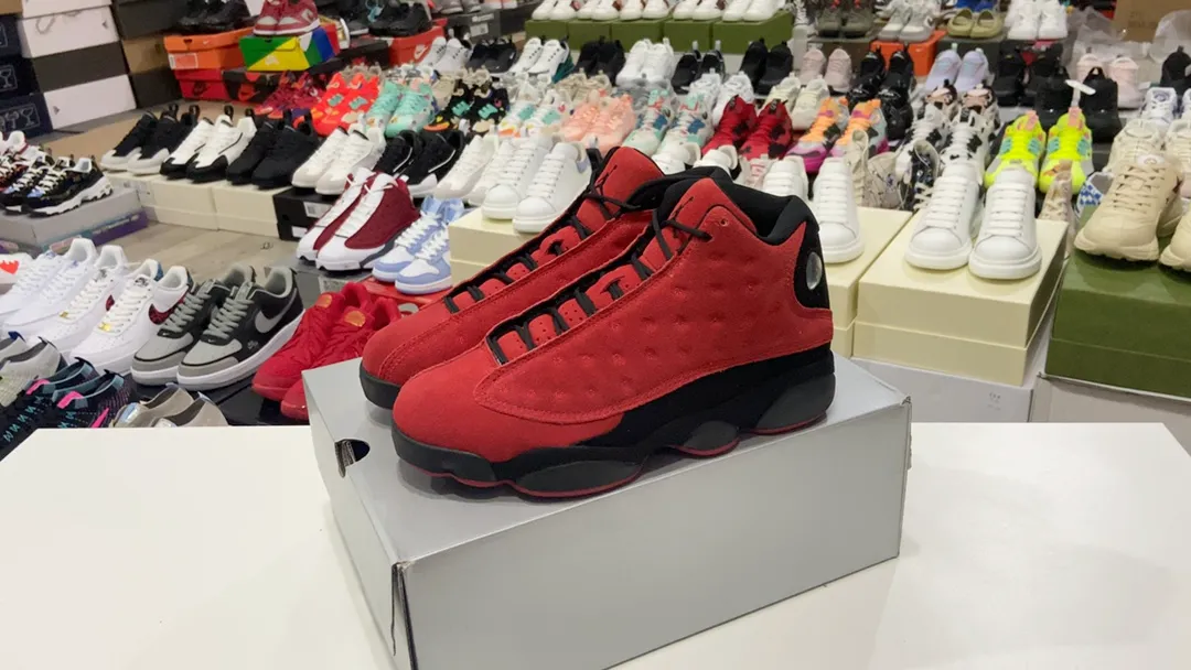 高版本喬丹Air Jordan 13 Retro “Reverse Bred” 反轉黑紅 AJ13 喬丹13代 aj13 喬13 高邦 反轉黑紅 喬丹籃球鞋系列 整雙鞋就是黑紅配色的完全反轉,熾烈搶眼的紅色作為主打,輔以沉穩的黑色點綴,色調鮮明,視覺衝擊強烈。