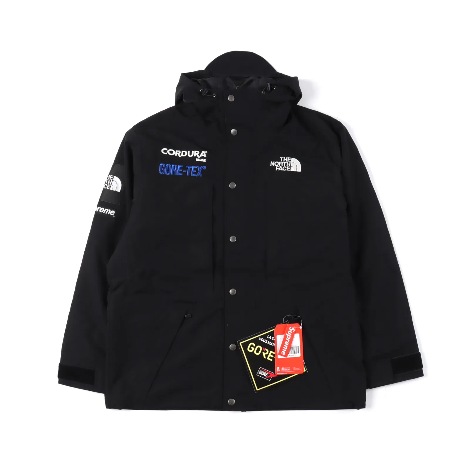 SUPREME X THE NORTH FACE聯名 18FW EXPEDITION JACKET拼色衝鋒衣外套                杜邦CORDURA面料加GORE-TEX內膜 = 真正具有防水、防風、防寒的功能性衝鋒衣 CORDURA是領先的科技產品 在相同重量的情況下 CORDURA面料的耐用性分別為標準尼龍面料的2倍 滌綸面料的3倍 和棉製帆布的10倍 這就意味著更輕的CORDURA可提供與比較重的標準尼龍 聚脂纖維或棉製帆布相同效果的耐用性 同時相同重量的CORDURA與標準尼龍 聚脂纖維或棉製帆布相比 耐用性就顯而易見了 而且CORDURA面料的耐用性更體現在它的抗撕裂強度和抗磨損性均異常出色 事實上 因為CORDURA面料的耐用性與強度 全球領先的軍隊都在使用該產品製造性能卓著的軍事裝備 GORE-TEX薄膜是一種每平方英時有90億個極微小細孔的薄膜 這是GORE-TEX面料防風防水透氣性能的關鍵技術。