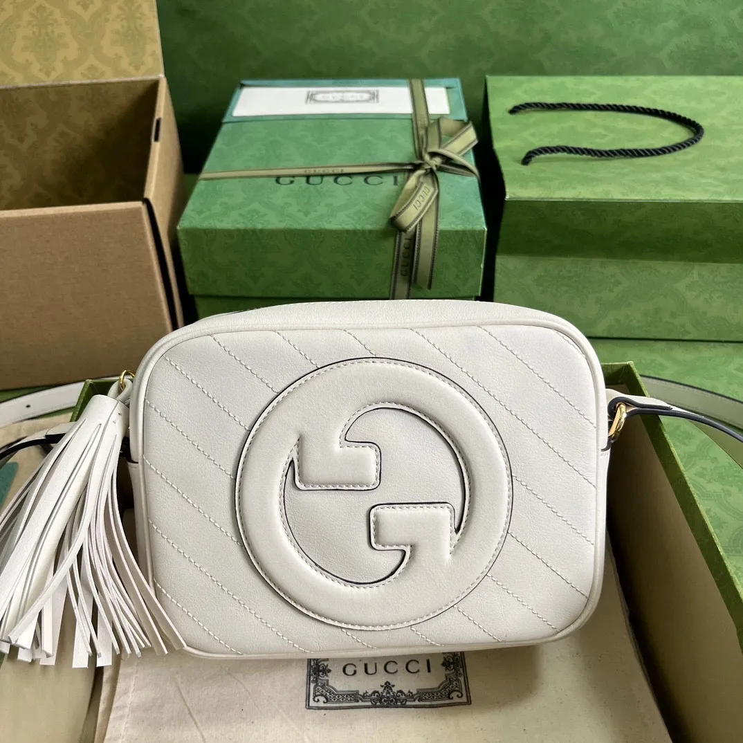 Gucci Blondie系列小號肩背包，源自品牌典藏設計的圓形互扣式雙G匠心演繹Gucci Blondie系列。