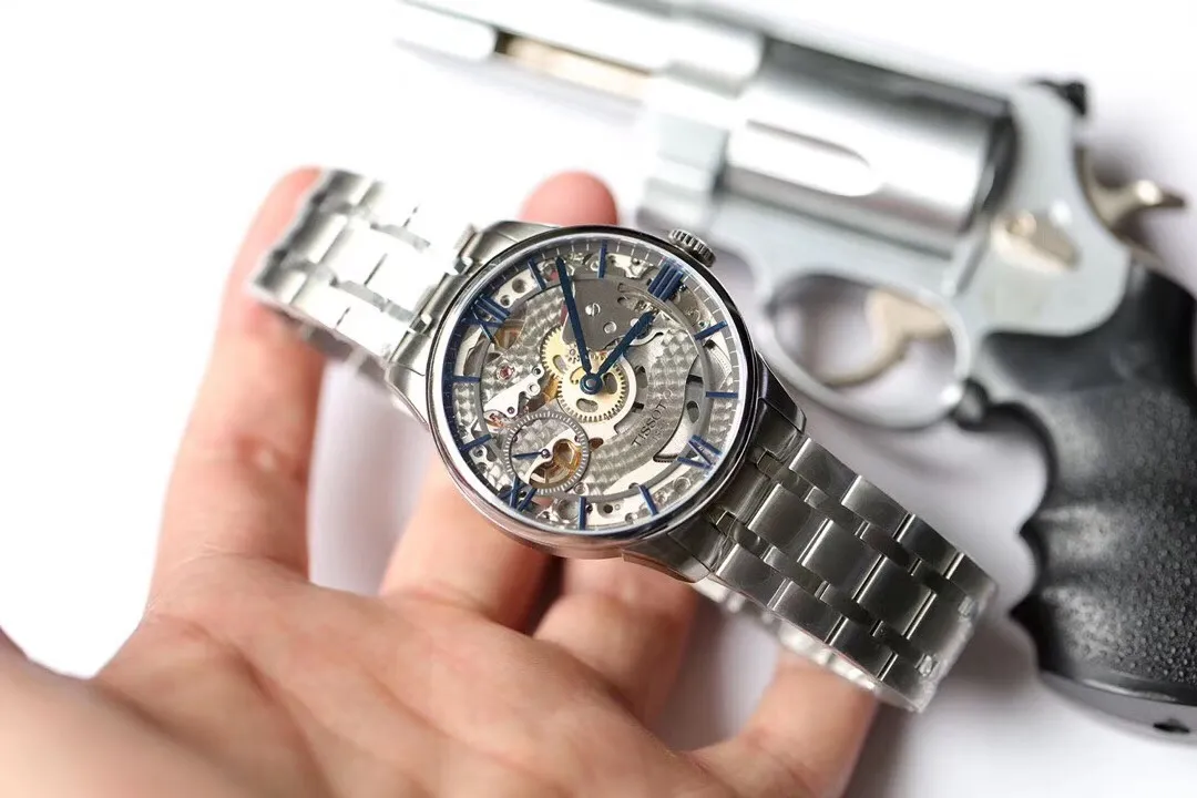 天梭TISSOT 1853杜魯爾鏤空系列腕錶 搭載天梭獨有的手動上弦機芯 拱形抗劃傷藍寶石錶鏡 帶雙層防炫目塗層 316L精鋼錶殼 直徑42mmX9.5mm 防水性能可抵禦5巴的壓力 原裝鋼帶皮帶可選 原裝折疊扣！ 