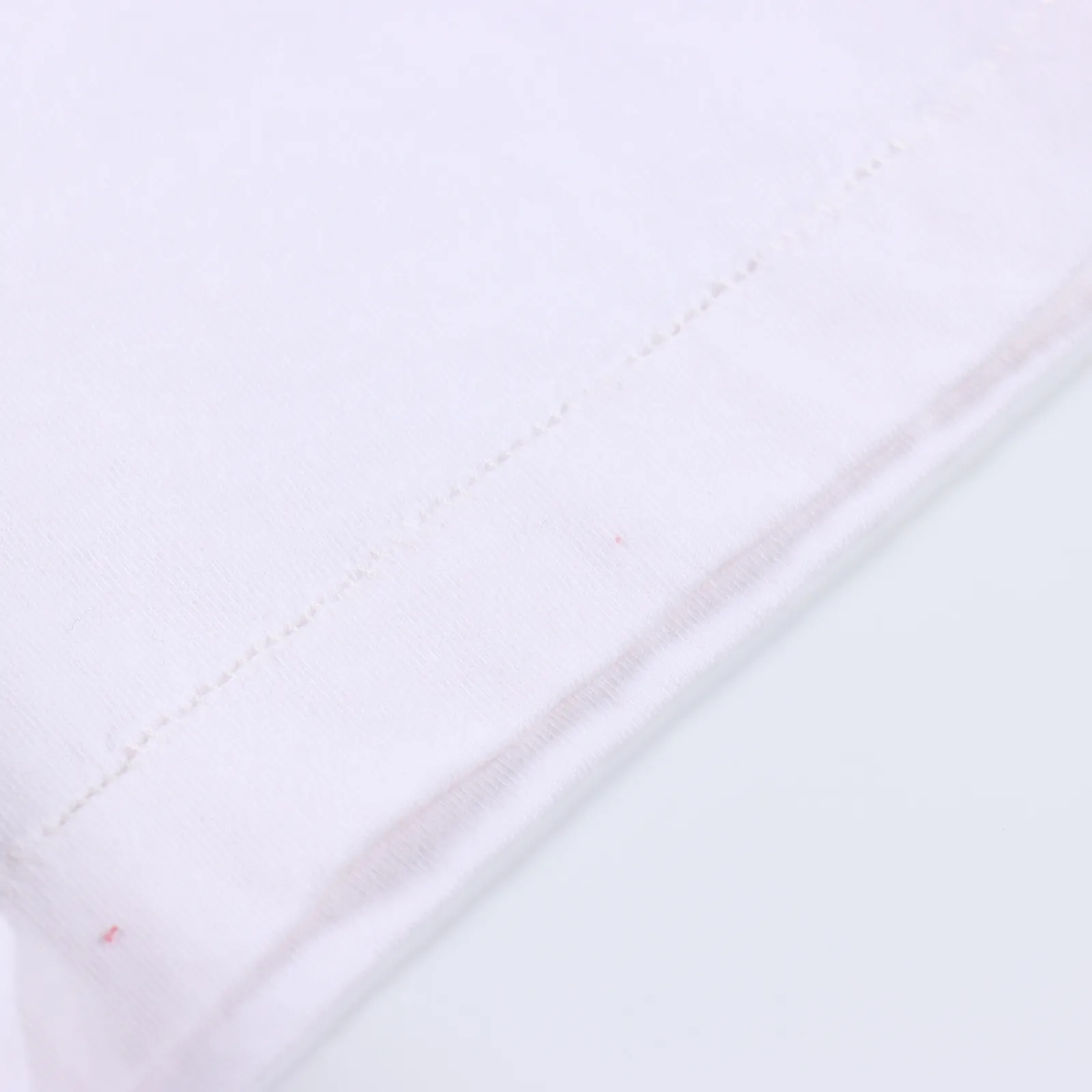 GALLERY DEPT 23SS 倒立英文字母印花短袖 定織定染21支230克高克重棉麻麵料 圓簡布工藝無側縫 面料先經過環烘水洗處理 起到預縮水的作用 定制螺紋 後期除毛處理 成衣兩遍水洗處理 面料舒適親膚無異感 大身面料與螺紋的紗線全部定染 全自動橢圓加熱一體印花機 4層彩色網版配合數碼直噴 印花一體邊緣無鋸齒 印花色彩牢度好 抗洗水不易裂開 所有細節收入拿下 生產的成本隨之上漲 態度誠意滿滿各位所見即所得 SIZE:S M L XL 編碼:CAL070741