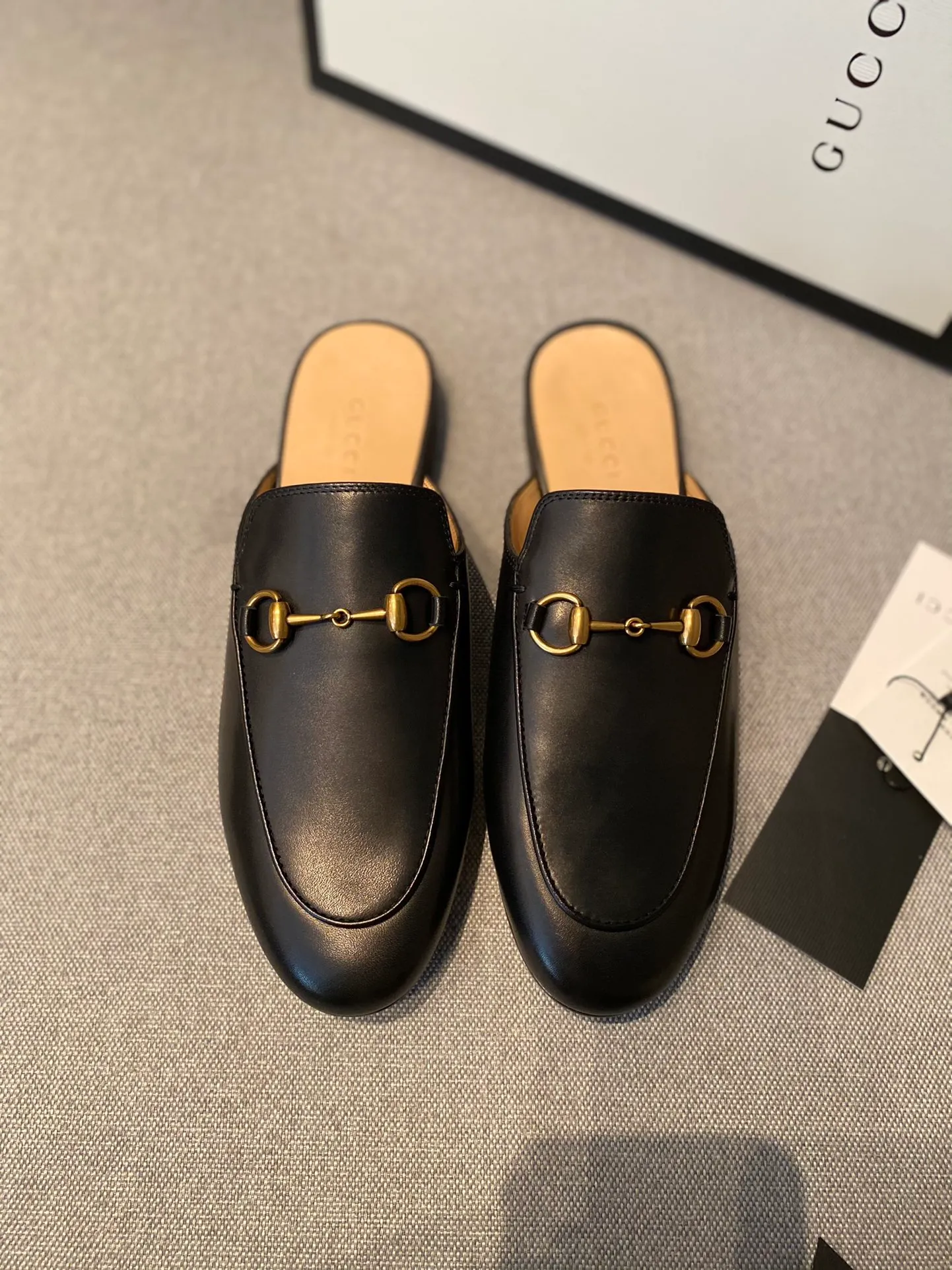 👟 全新升級版本Gucc*經典長青款馬銜扣半拖，黑色原版意大利購入， 我家G系列的品質拿開的客戶都知道品質。