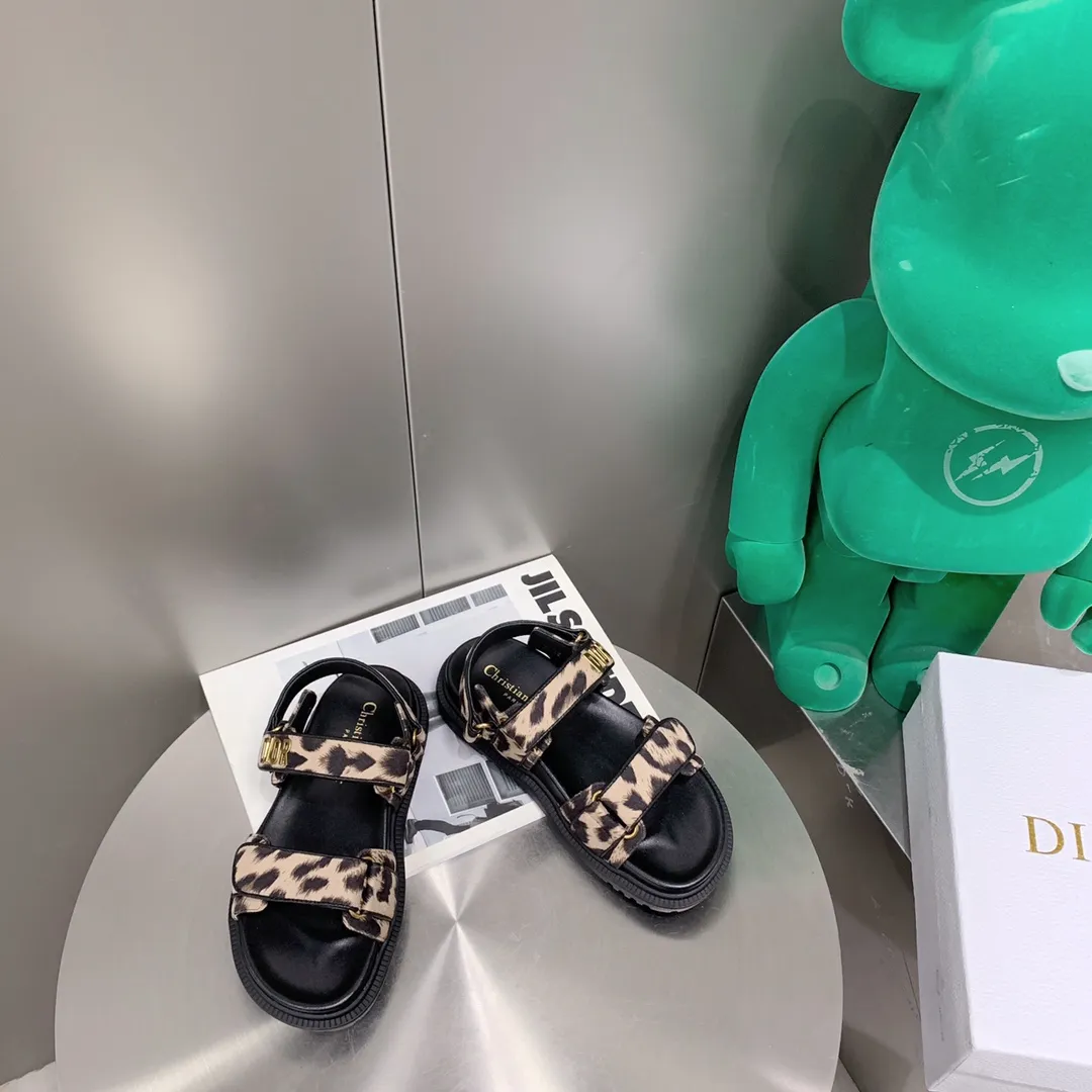 2021春夏新款 Dior-Act 平底涼鞋 厚底款式時尚、搭配貼合腳型的內底,採用格外輕盈、舒適的皮革製作。