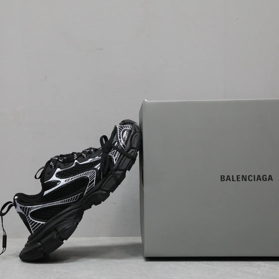 Balenciaga大底純原版本 運動鞋強勢出貨 重工打造 所有配件均通過定做出產正品裁片 正確字體電繡 粗細、位置、大小正確 側邊TPU 透氣孔匹配意產原版 ，TPU軟底 原版一致 "Balenciaga" 大底LOGO 立體感十足 原廠皮料 採購原廠網紗 Size 女35-41男39-47（46 47定做）
