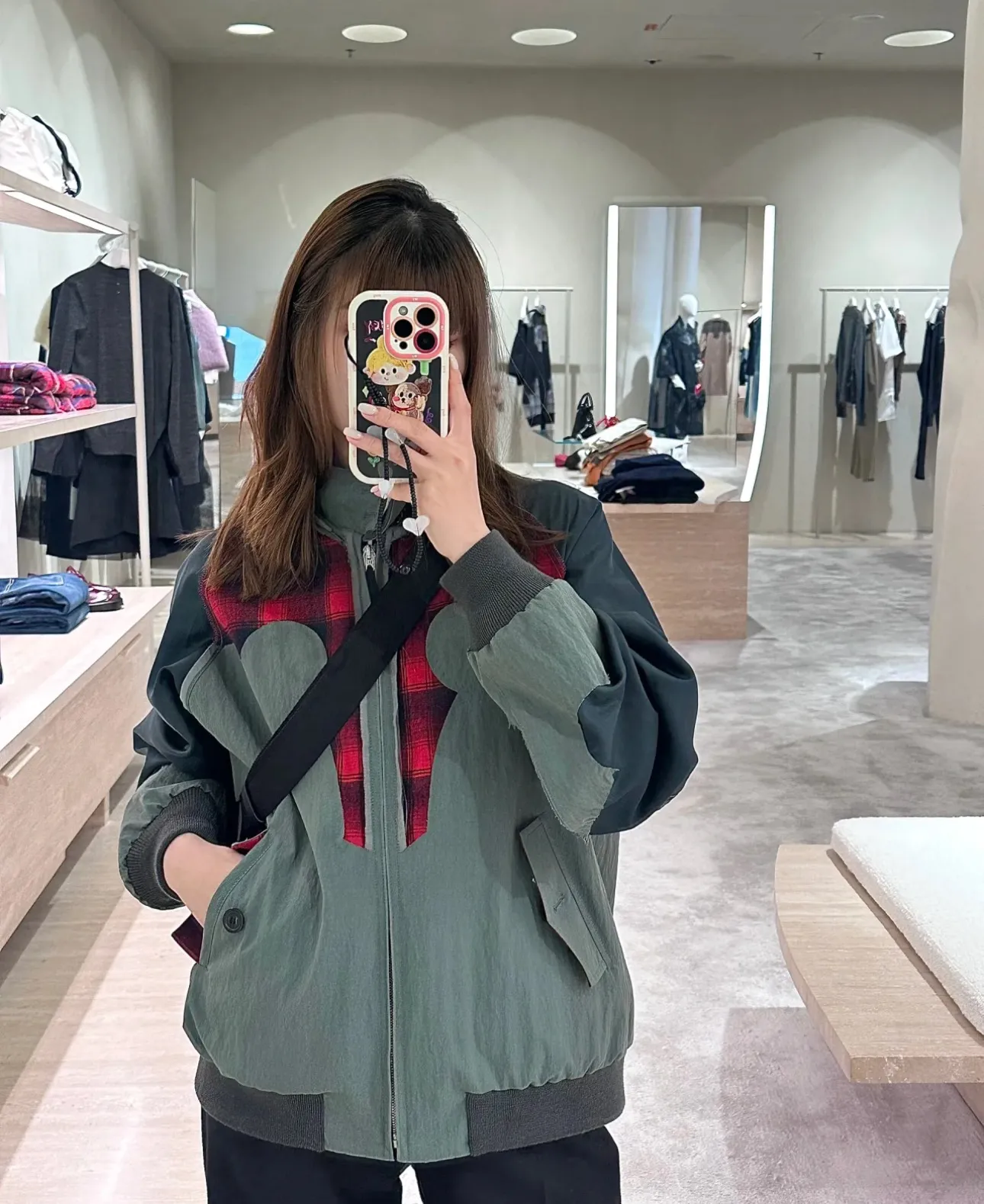 Maison Margiela 馬吉拉 MM6 拼接外套夾克                輕奢主義 男女日常通勤穿搭必備單品  正確版本  隨意對比                詳細特徵                · 24SS秀款  Z購入製作                · 客供定織羊毛混紡材質面料                · 定織定染本色純棉螺紋                · 三種面料材質結構拼接                · 全身激光對位  手工裁剪  所有格紋全部對格                · 多處拼接  多處需手工剪破                · 定做後幅貼章                · 開模定制原版五金拉鍊                · 純手工縫製領標特有四角縫線標識                · 原版主嘜水洗吊牌包裝                   顏色：綠色/米色                   尺碼：S/M/L/XL                編碼：SKK100323