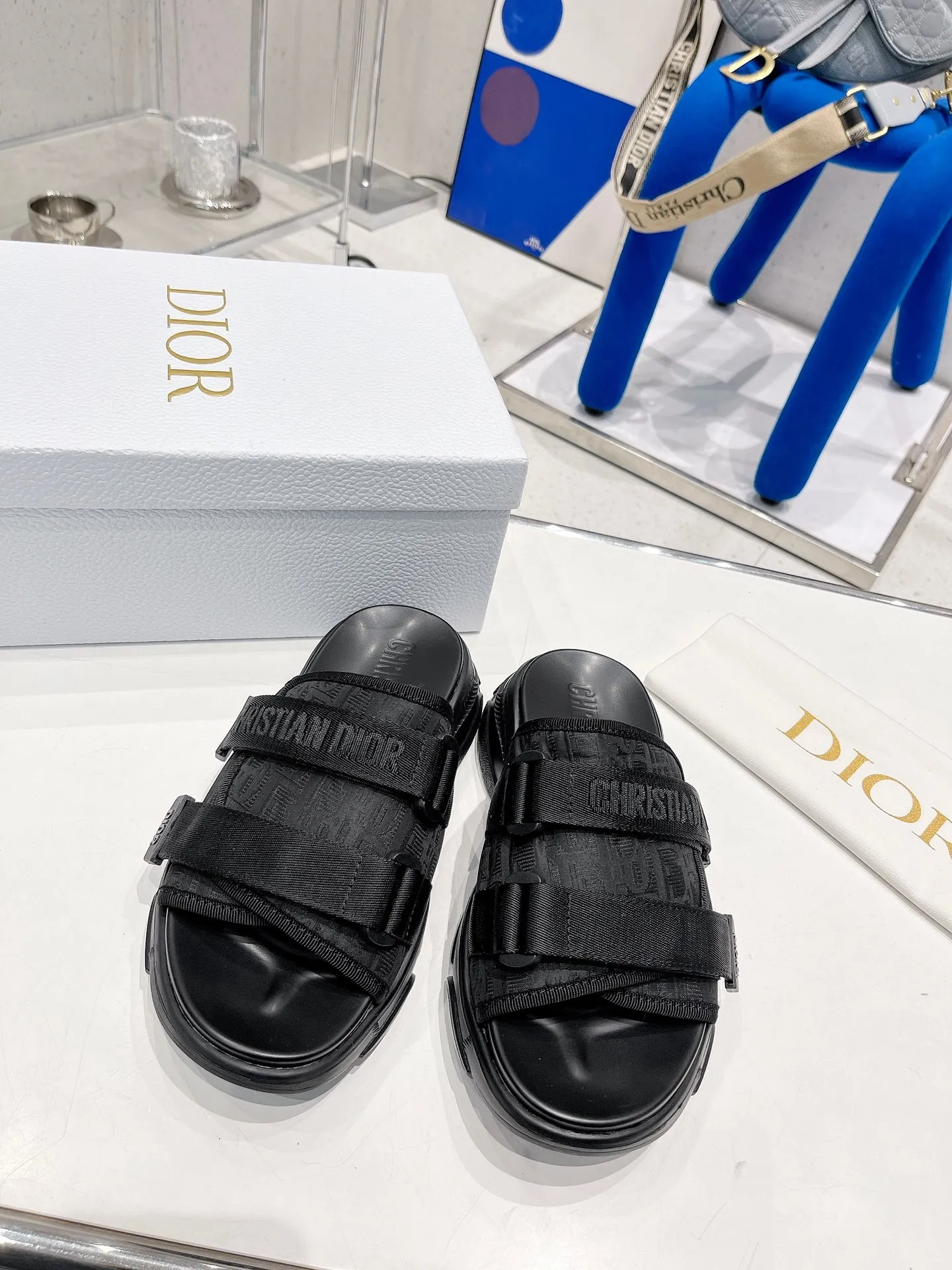 🌟Dior 迪奧2022火爆涼拖鞋系列 全新色系 市面最高版本 原版復刻  一比一材料定制 設計理念涼鞋加運動鞋元素搭配組合 款式非常時髦洋氣百搭增高 鞋面兩條魔術貼可調節鬆緊！
