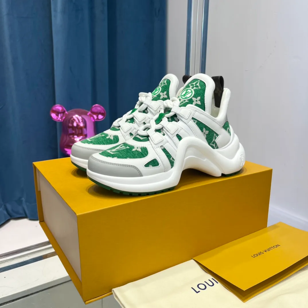 ❤新品 頂級 LV 2022 Archlight系列新款老爹鞋  迪麗熱巴 鍾楚曦 宋妍霏都是老爹鞋的忠實粉絲 ～2022早春新品系列加入了更多配色細節，少女心爆棚！
