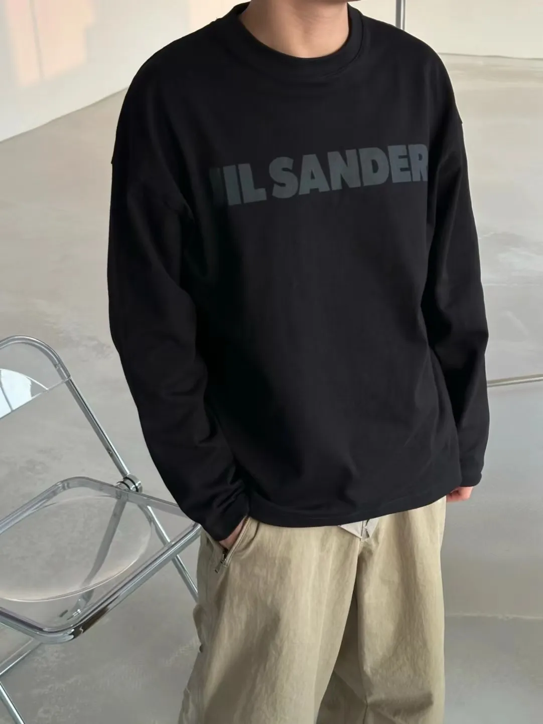 JIL SANDER 吉爾桑達 24FW 字母印花長袖T卹 原版杭州萬象城專櫃購入4400面料採用300GOE氣流紡定織定染全新配色與YB顏色完全一致主麥領標全部純手工縫製裁片採用進口水漿印花保證機洗不掉成衣袖口下擺小燙製作區別普通短袖打邊做工相對複雜現貨入庫 尺碼:S M L 編碼:XLB092402