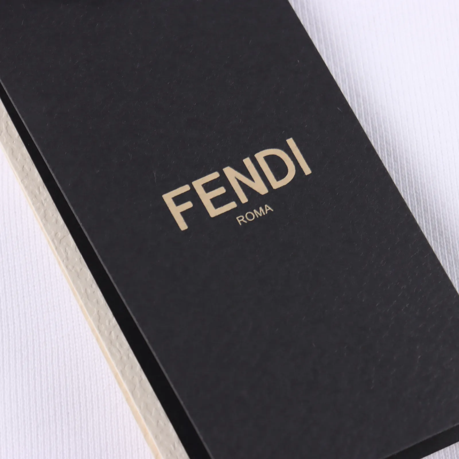 Fendi /芬迪 24Fw 小怪獸眼睛圓領衛衣                420克重純棉面料毛圈底定制32支2*2螺紋 成衣兩遍水洗處理 面料舒適親膚無異感  定制定染面料 紡織密度高 垂感佳 不易變形 厚織感加上緊密紡紗工藝  不會影響衛衣的透氣性 成色的飽和度很高 進口直噴工藝 寬鬆版型遮肉顯瘦不挑人 超級百搭好看的一款衛衣  男女同款 。                
