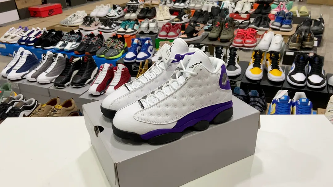 喬丹Air Jordan 13 “Lakers”紫金湖人隊採用了白色皮革構建清爽的視覺主線,鞋身的紫色部分以及鞋底的黃色細節,不僅頗具活力,也營造了熟悉的 Lakers 湖人隊氣息。