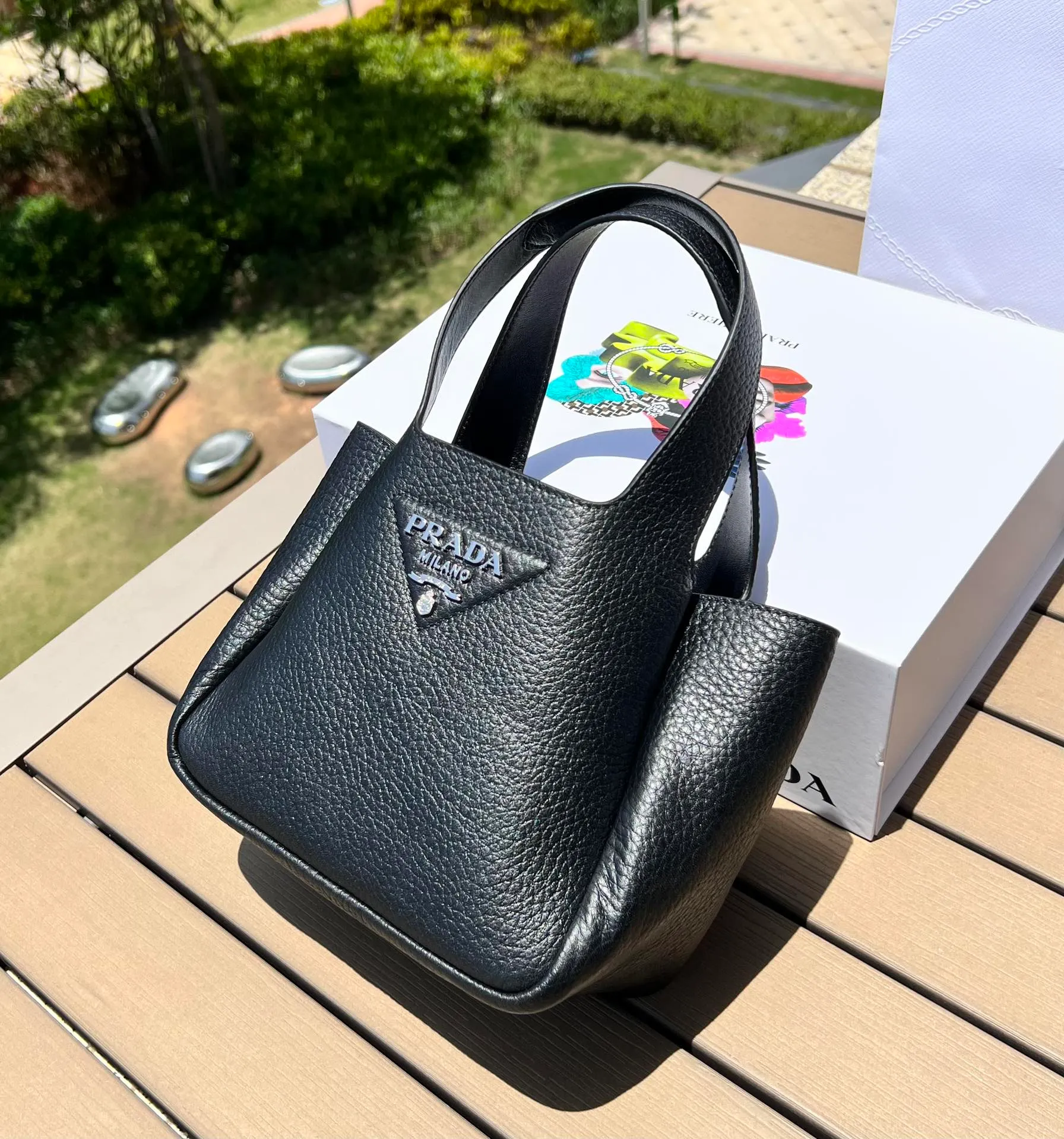 尺寸:18×15.5×10cm(56980898)PRADA渠道資源特供菜籃子❗️反向針跡彰顯這款手提包柔和圓潤的廓形。