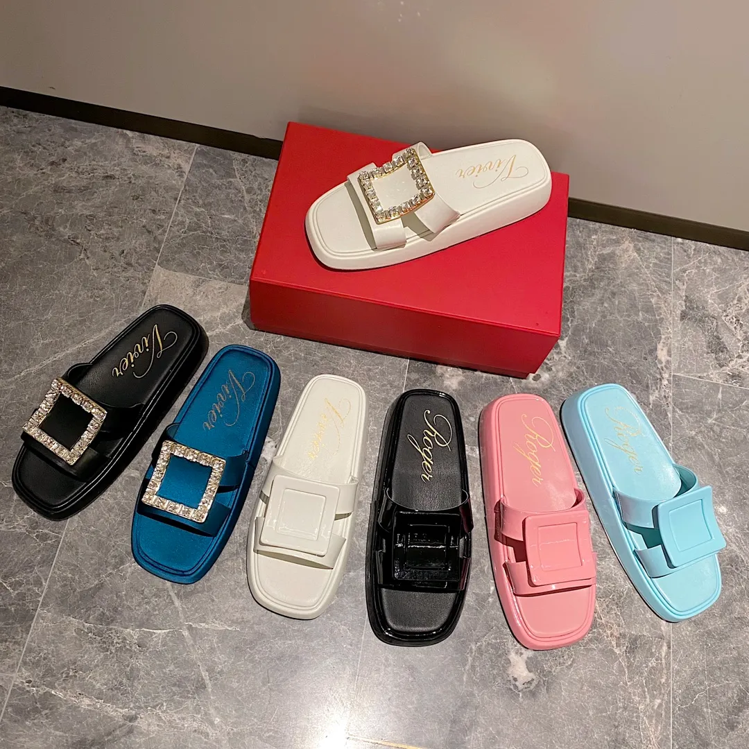 Roger Vivier ™️ 新款拖鞋 帶鑽 不帶鑽超級舒適 增高 穿著像踩在海綿上的舒適好看百搭的時尚單品  這個拖鞋真的一出來我就超級喜歡  但是遲遲沒有上的原因就是因為他的包中底組合真的非常考驗技術！