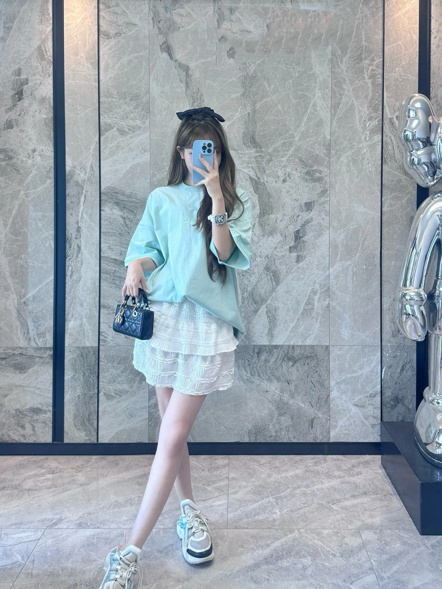 Dior & Stone lsland 石頭島聯名刺繡logo短袖                Dior這款 T 卹來自 DIOR AND STONE ISLAND 限定係列，突顯聯名系列標誌，Stone Island 的經典星星與 Dior 品牌標誌相得益彰。