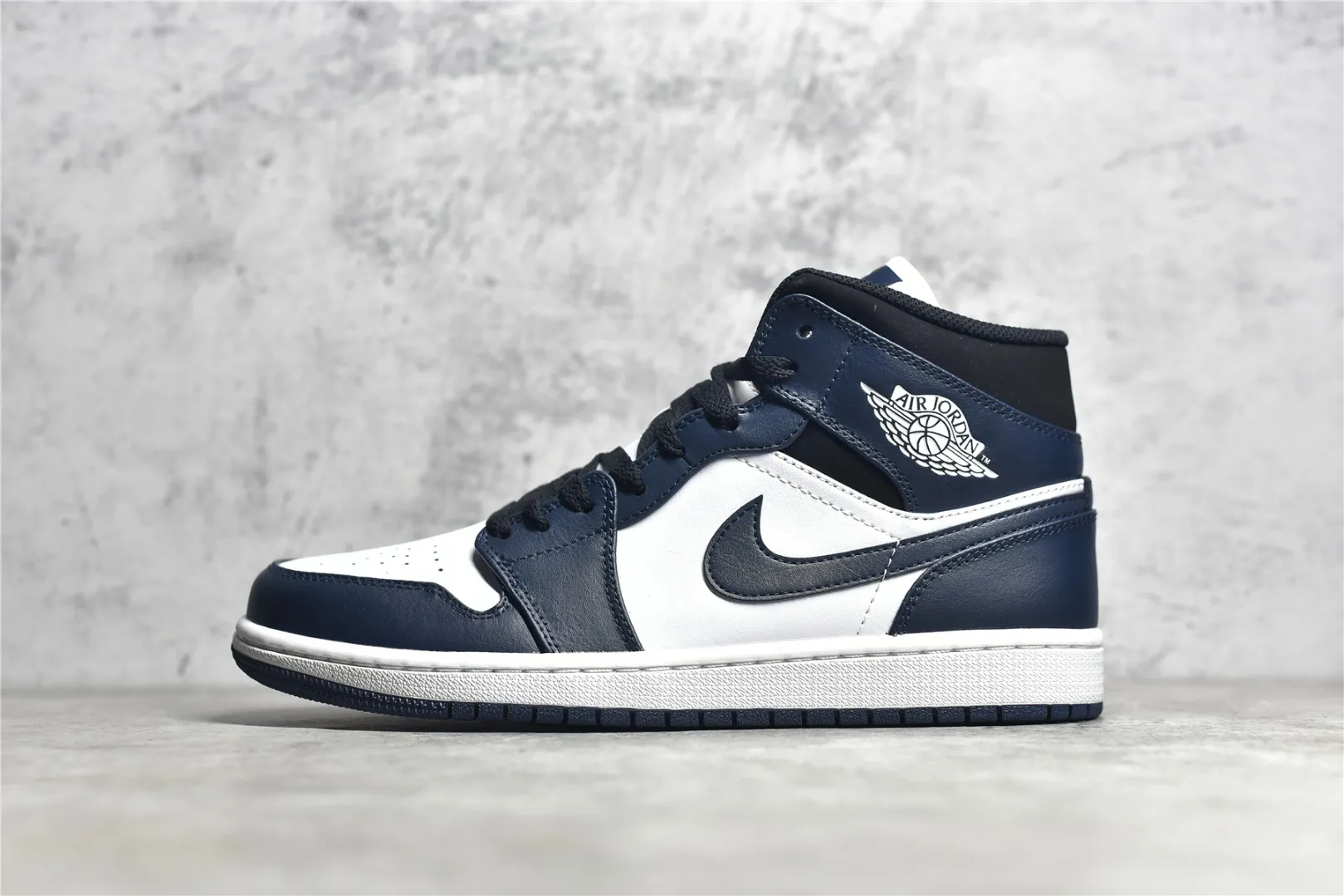 新貨🚀#獨家 市面唯一純原級別 Air Jordan 1 MiD 出爐 價格定位良心 幾十個配色陸續出 一眼公司既視感 拿到手的一瞬間就與眾不同 碾壓市面所有版本 認准細節 全部原鞋開發 打破市面看圖做貨無好貨之說 細節精確 所有配色原數據檔案開發 SIZE：40/46