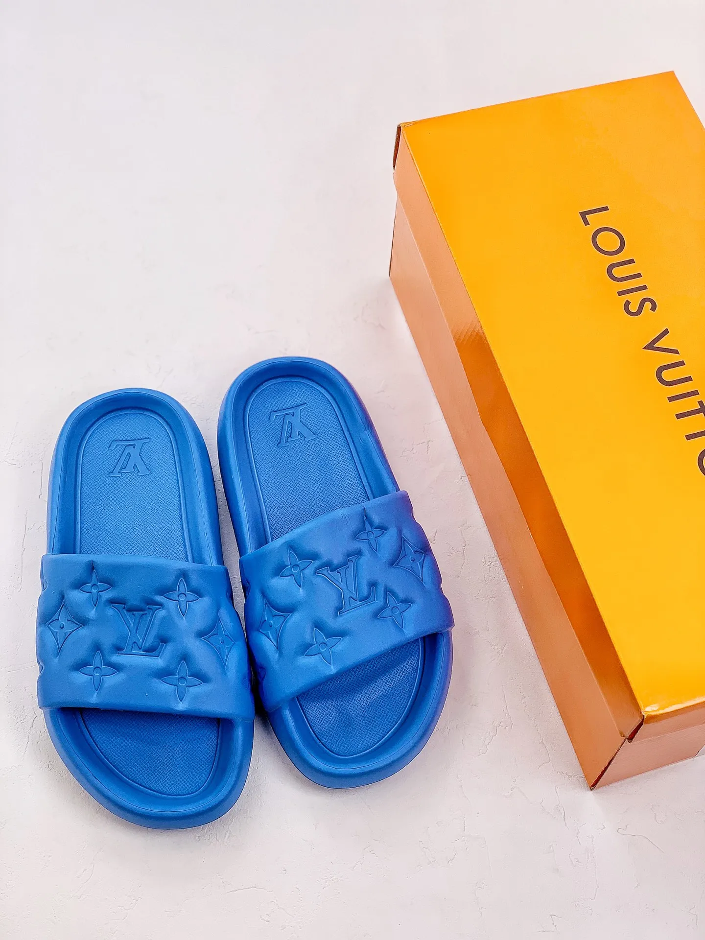 🌈Louis Vuitton 夏季單品驢牌LV春夏涼拖系列 經典款型 一直都很火爆的拖鞋Ms 原廠鞋面:進口混種羊皮。