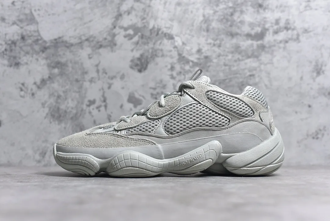 #SG獨家純原神版AD Yeezy 500 系列 原材料原楦頭定型 獨家進口原廠翻毛皮 質感可見 針車間距同步公司 報廢率極高提升成本不吝嗇 後跟小V包裹夾角可見 區分市面鬆垮腳裸 原底 刻字清晰無殘缺  鞋舌皮革處有閃粉防偽 尺碼：36 36.5 37 38 38.5 39 40 40.5 41 42 42.5 43 44 44.5 45 46 47