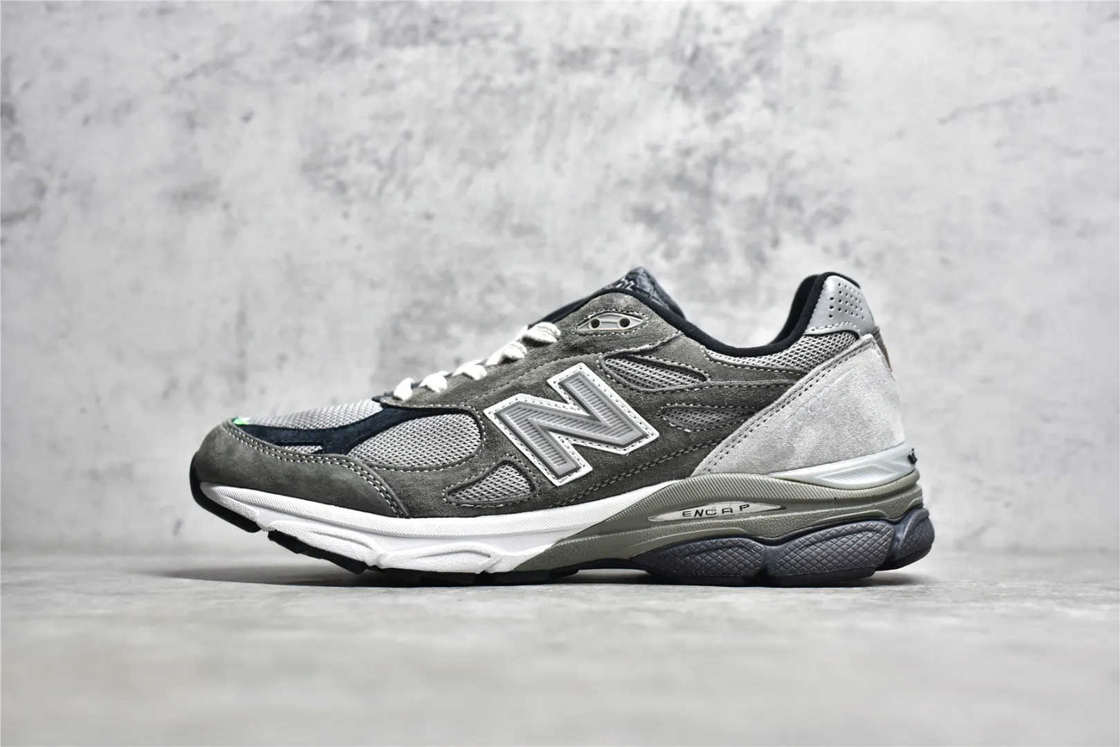 ▪️覓貨權威實拍💯#CDCDB9新貨🚀#公司級別 New Balance NB990系列 高端美產復古休閒跑步鞋 M990MC3#採用台產豬巴革及透氣網眼材質 原裝6層組合底模精密開發 搭載全新碳素中底 後跟透明TPU水晶裝飾條穩固尺碼:36 37 37.5 38 38.5 39 40 40.5 41 42 42.5 43 44 44.5 45