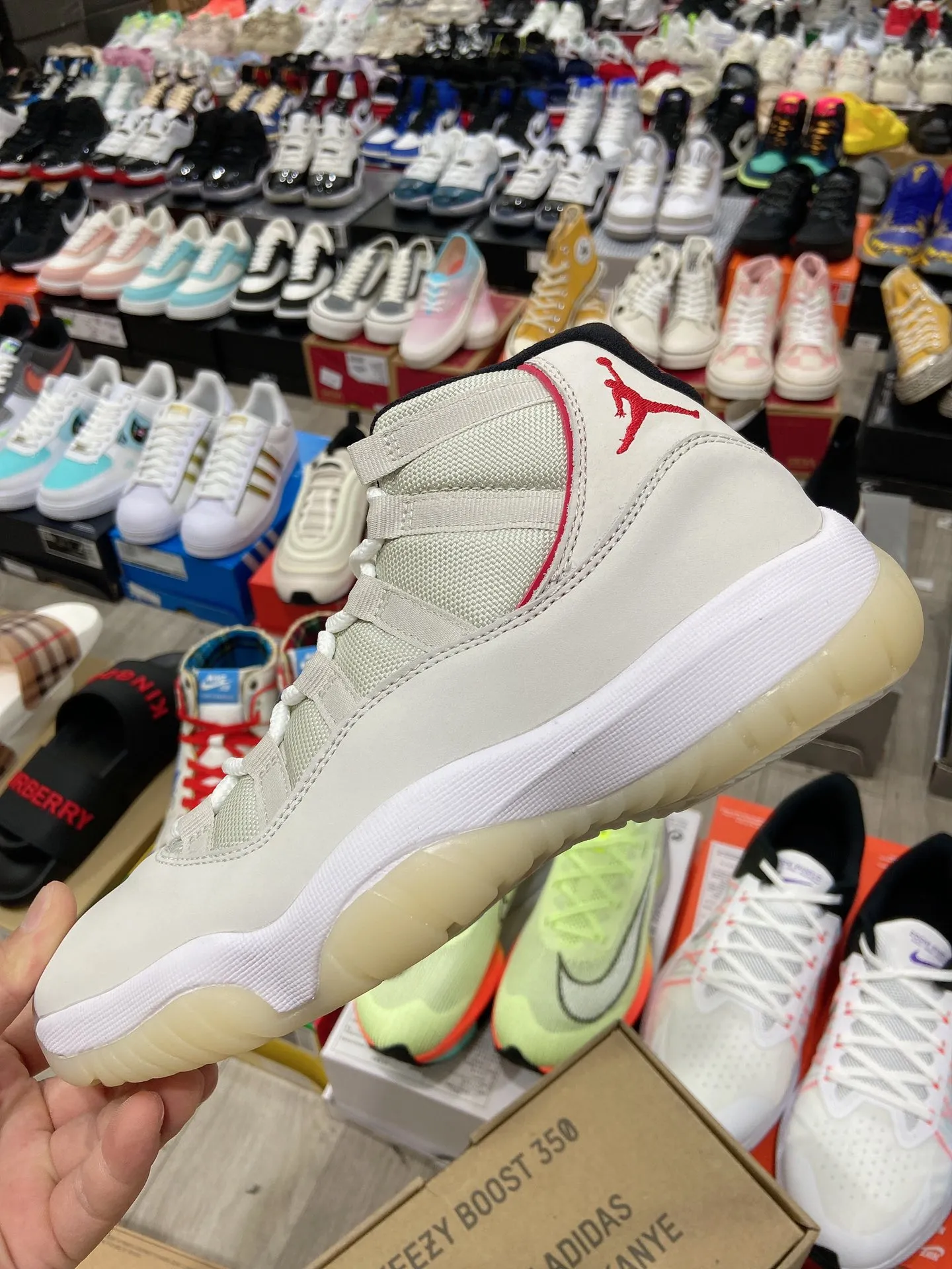 高版本真碳喬丹 Air Jordan AJ11 Low “Rose Gold”實戰籃球鞋 漆皮材質更顯奢華氣質 水晶外底收尾,細節表現同樣十分細膩出眾!