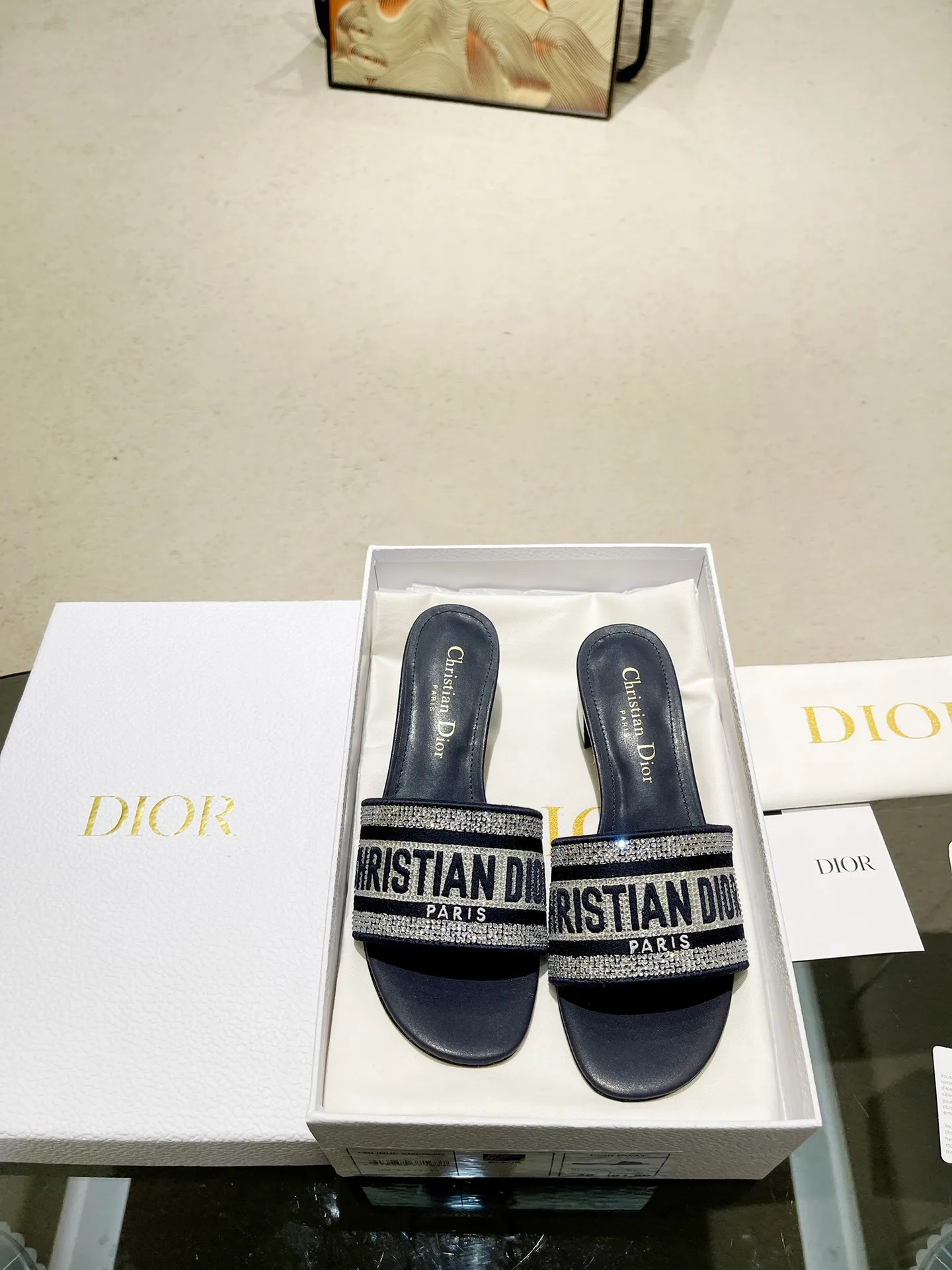 【高版本🌟🌟】DIOR DWAY經典迪奧電繡鑲鑽刺繡系列4.5cm跟拖鞋    原版購入開發 原版立體刺繡工藝 凹凸感超強 字母立體 非市場通貨版 獨家一比一定制 力求做到和正品零距離  面料採用3D電繡紗棉線織法面料 對比ZP一致 不易鬆線開口 顏色鮮豔內里和墊腳採用同色高端牛皮.腳感舒適，意大利A級真皮大底     我家版型楦型和ZP一模一樣，歡迎貨比三家。