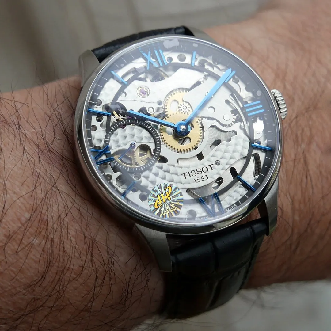 天梭TISSOT T099精品 杜魯爾鏤空系列腕錶 搭載天梭獨有的手動上弦機芯 拱形抗劃傷藍寶石錶鏡 帶雙層鏤空設計 316L精鋼錶殼 直徑42mmX9.5mm 防水性能50米生活防水 原裝鋼帶皮帶兩種款式可選！ 