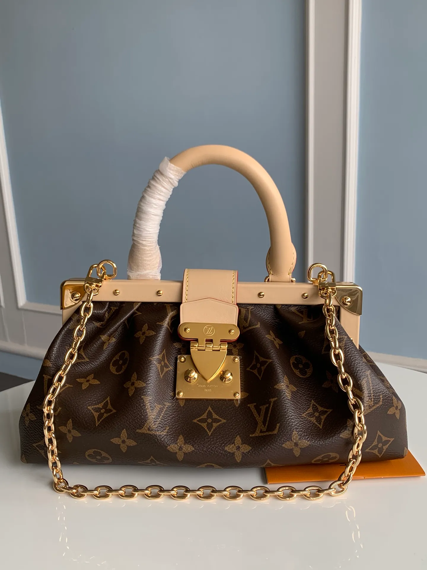 新款M46544老花 雲朵包系列 2023 春夏時裝秀的，Monogram Clutch 手袋以 Monogram 帆布包身搭配牛皮革飾邊與經典 S-lock 鎖扣、鉚釘搭扣、金屬包角等金屬件。