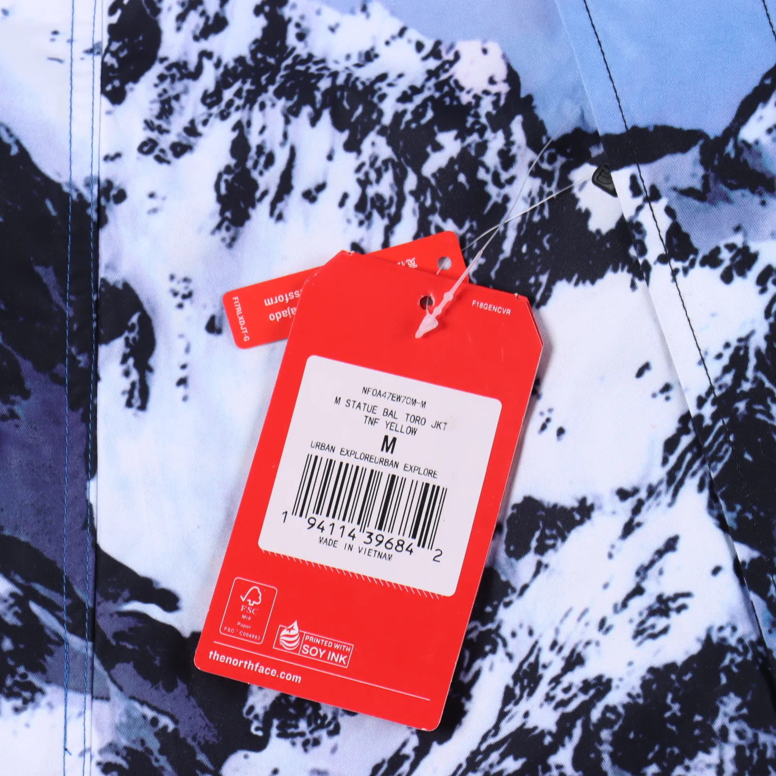 Supreme X The North Face/北面TNF 聯名款雪山沖鋒衣                市面全新批次 最頂版本 區別雨衣面料 顏色一眼假版本 原版對位 總共採用正品8條YKK拉鍊 八條裡還分三種不同型號拉鍊/拉頭 其中門襟 一條5號樹脂拉鍊 外口袋及袖子 四條3號樹脂拉鍊 內裡 三條反拉金屬拉鍊 兩側口袋及袖子隱藏拉鍊專業級防水塗層面料 全身壓膠 專業防水塗層 防水效果一流 內置薄絨 保暖擋風性能俱佳 且透氣性完美 聚酰胺纖維成分分散性燃料印花 紅外線網版定位數碼印花後裁片 開版都開了20多個 分尺碼裁剪印花 每個碼每個部位都需要工人對著圖案裁剪 耗時耗力 人工成本極高 比利時進口油墨四色自動識別 一共四個尺碼 整件衣服的雪山是完整的 全部對位縫製 一絲不苟 刺繡 R字母帶大象腿 刺繡更為飽滿 精緻 刺繡細節完美 輔料 鐳射標等一應俱全                 Size：S-XXL                編碼：FFF091354