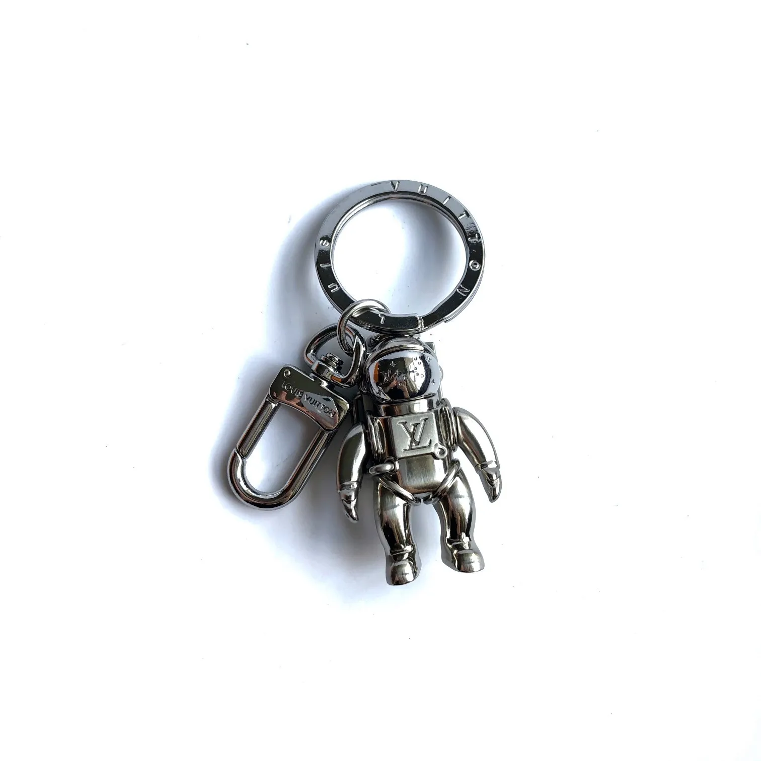 Louis Vuitton SPACEMAN 包飾與鑰匙扣M受2019春夏季前預展系列的太空主題的影響，此款限量版Spaceman鑰匙扣與包飾飾有閃亮拉絲鍍鈀飾面的宇航員人偶 做工精緻 十分有分量 掛再車鑰匙上瞬間就高級了～編號：600360