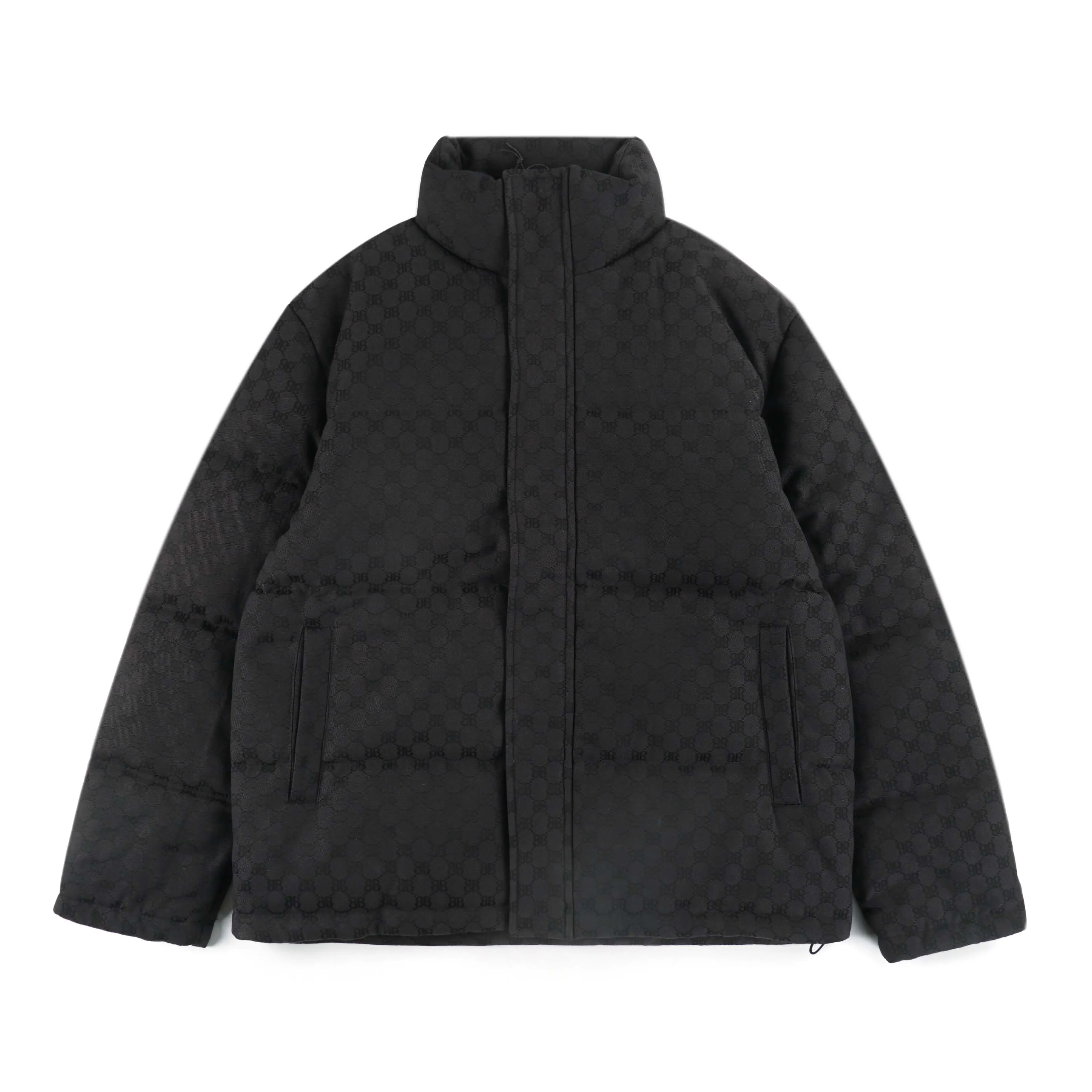 BALENCIAGA x Gucci聯名雙B滿印羽絨服夾克 面料採用65%的棉35的滌%滌棉混紡提花布,訂染原版一致顏色一致提花工藝,里布採用人造絲斜紋布工藝手感立體絲滑帶有功能性!