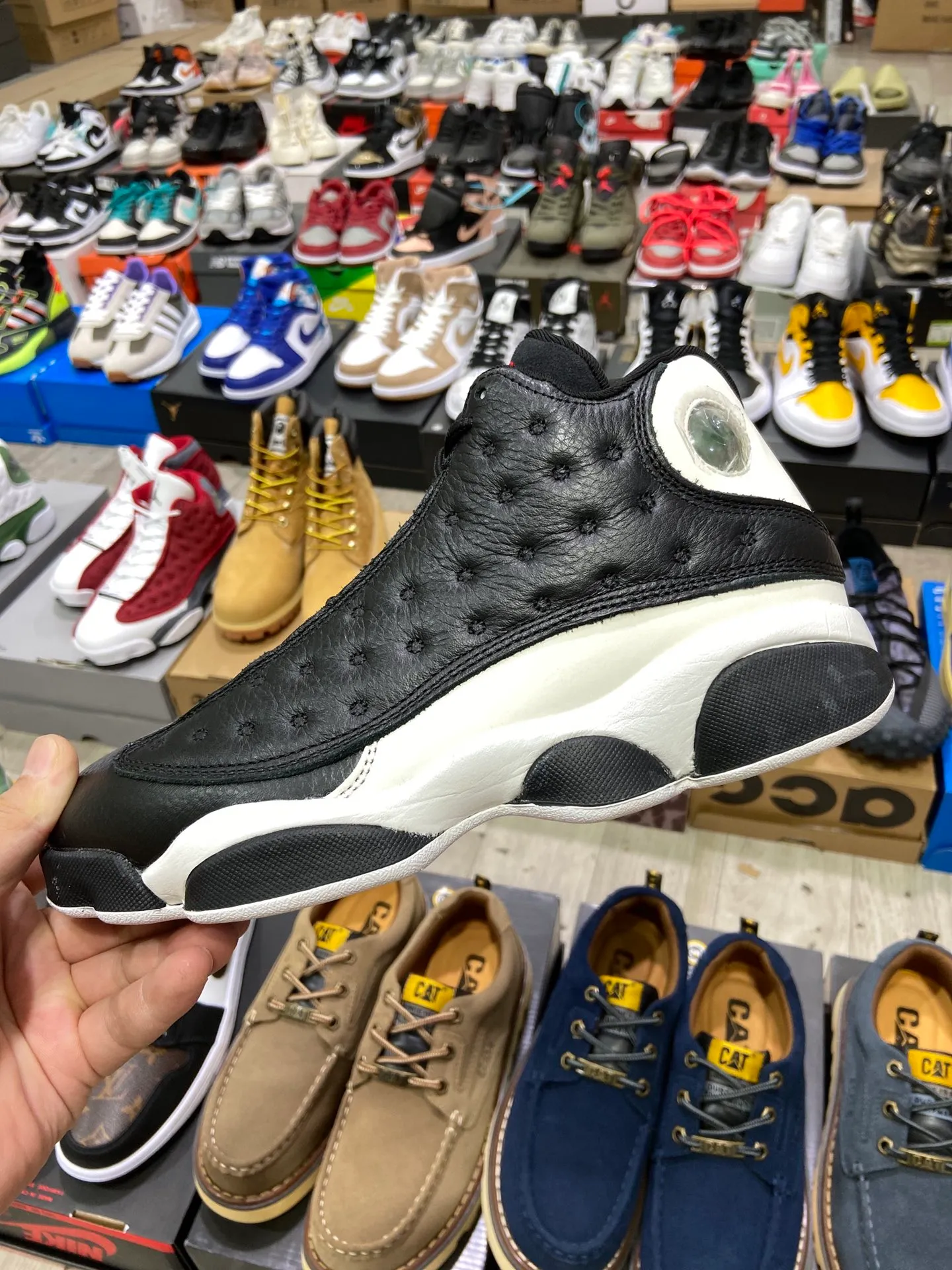 喬丹Air Jordan 13 “Reverse He Got Game”「翻轉熊貓」這雙 Air Jordan 13 繼承了熊貓配色的簡約大方,更多鞋面被黑色皮革覆蓋,質感細膩又頗顯檔次。