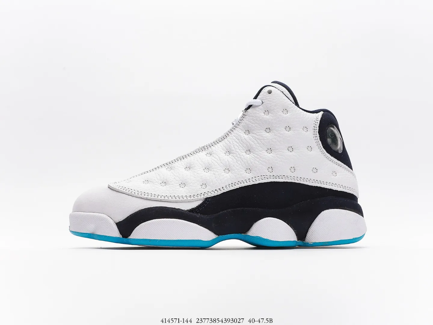 喬丹Air Jordan AJ13 Retro‘’Lakers‘’ 黑曜石 整體鞋身以白色為主調,中底植絨部位與後跟包覆均採用黑曜石色調示人,鞋舌 Jumpman Logo 與鞋頭標籤、外底則輔以淺藍色點綴。