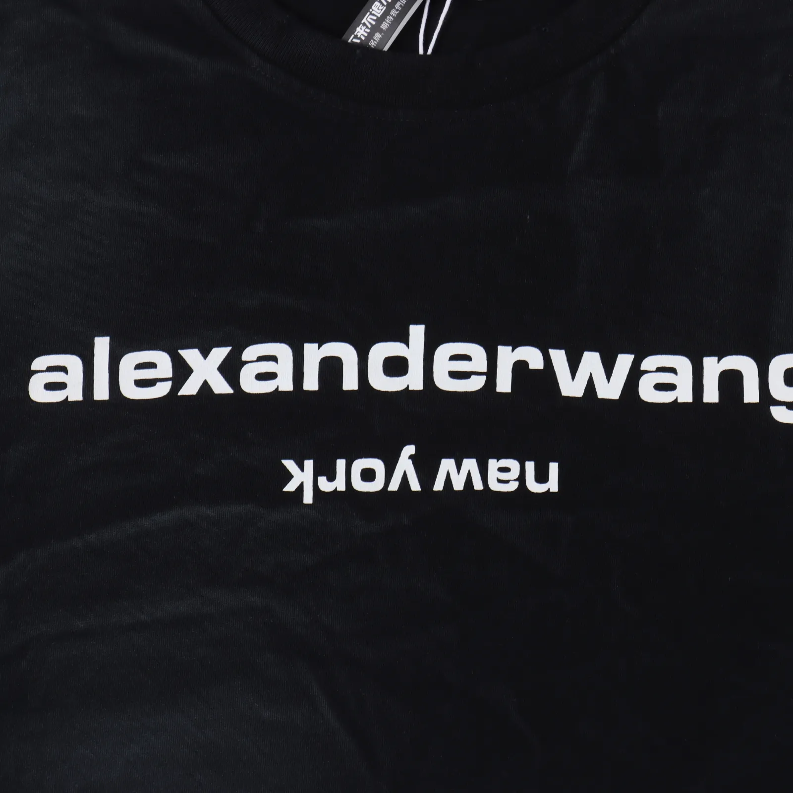 Alexander Wang亞歷山大王 水洗燙鑽字母LOGO短袖T卹                最好看的水洗元素，水洗工藝極其複雜，水洗師傅把做好的成衣進行褪色，第二次在進行石頭翻炒，報廢率極高，成品率極低，剩下的都是匠心打造，男女均可駕馭 OS版型裁剪 因為要水洗做舊處理必須把衣服放大2到3個尺碼 才能水洗到最完美的效果 非常廢料 完美對得起價格 真正的Oversize，上身效果無敵。