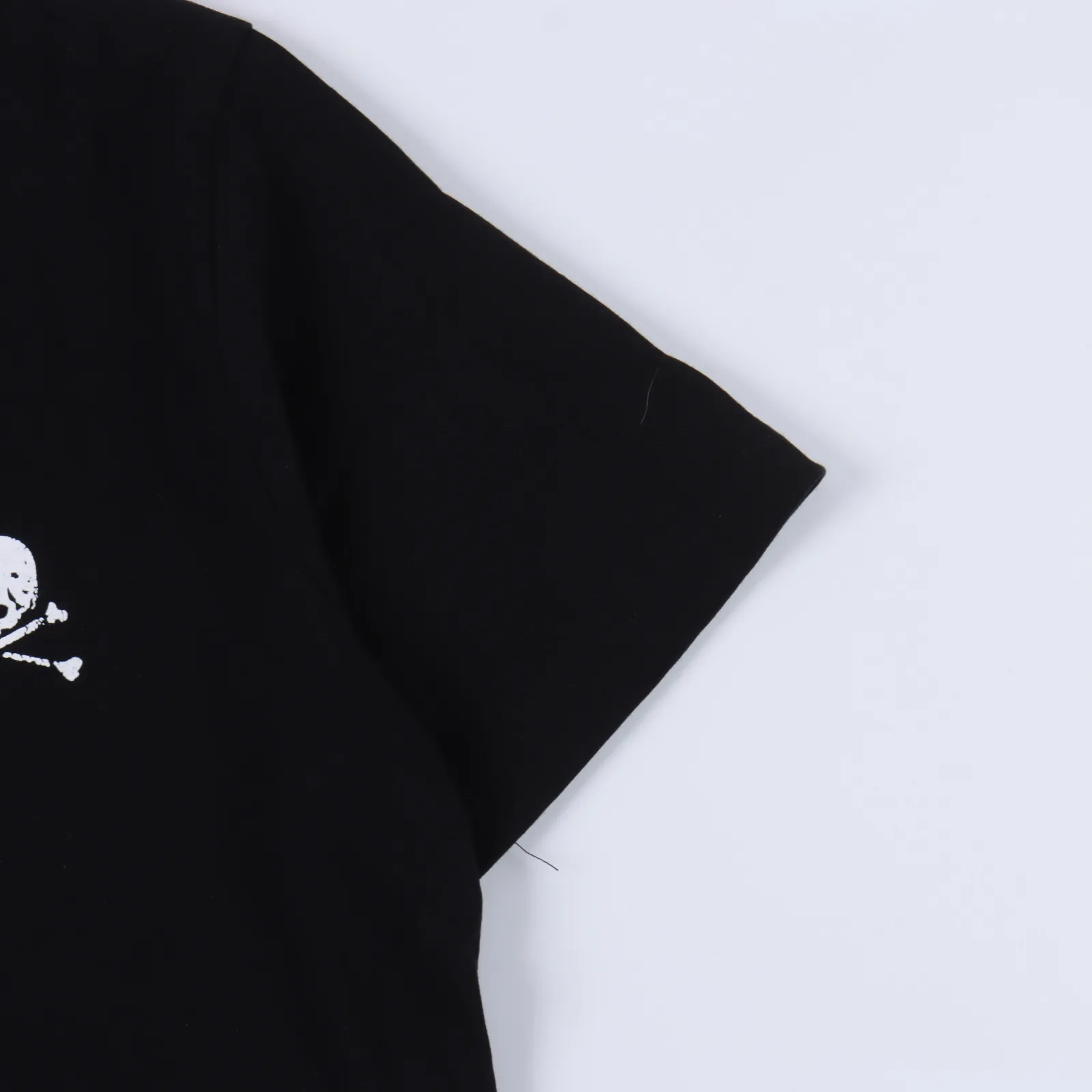 Mastermind Japan 23SS MMJ 方塊骷髏短袖T卹 東京發售原版購入 面料定織定染 手感極佳 獨特的做舊開裂印花1:1還原細節 做舊質感非常棒棒 上身效果很nice,單穿疊穿都可以 尺碼:S M L 編碼:XLB061331