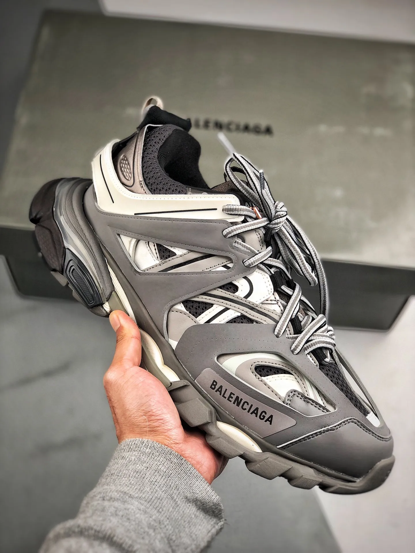 Balenciaga Track Trainer #霓虹變色燈光 巴黎世家 增加了配有 LED 燈的全新設計 在延續 Track Trainer 戶外輪廓和復雜鞋面結構的同時，新版本在後跟位置增加了可充電 LED 燈帶的部分，只需單擊「Track」鍵即可點亮，並設有紅、黃、藍、綠、紫等 11 種不同的燈光模式，已在官網上架並迅速 售罄 Size：35/45 （運費超重）