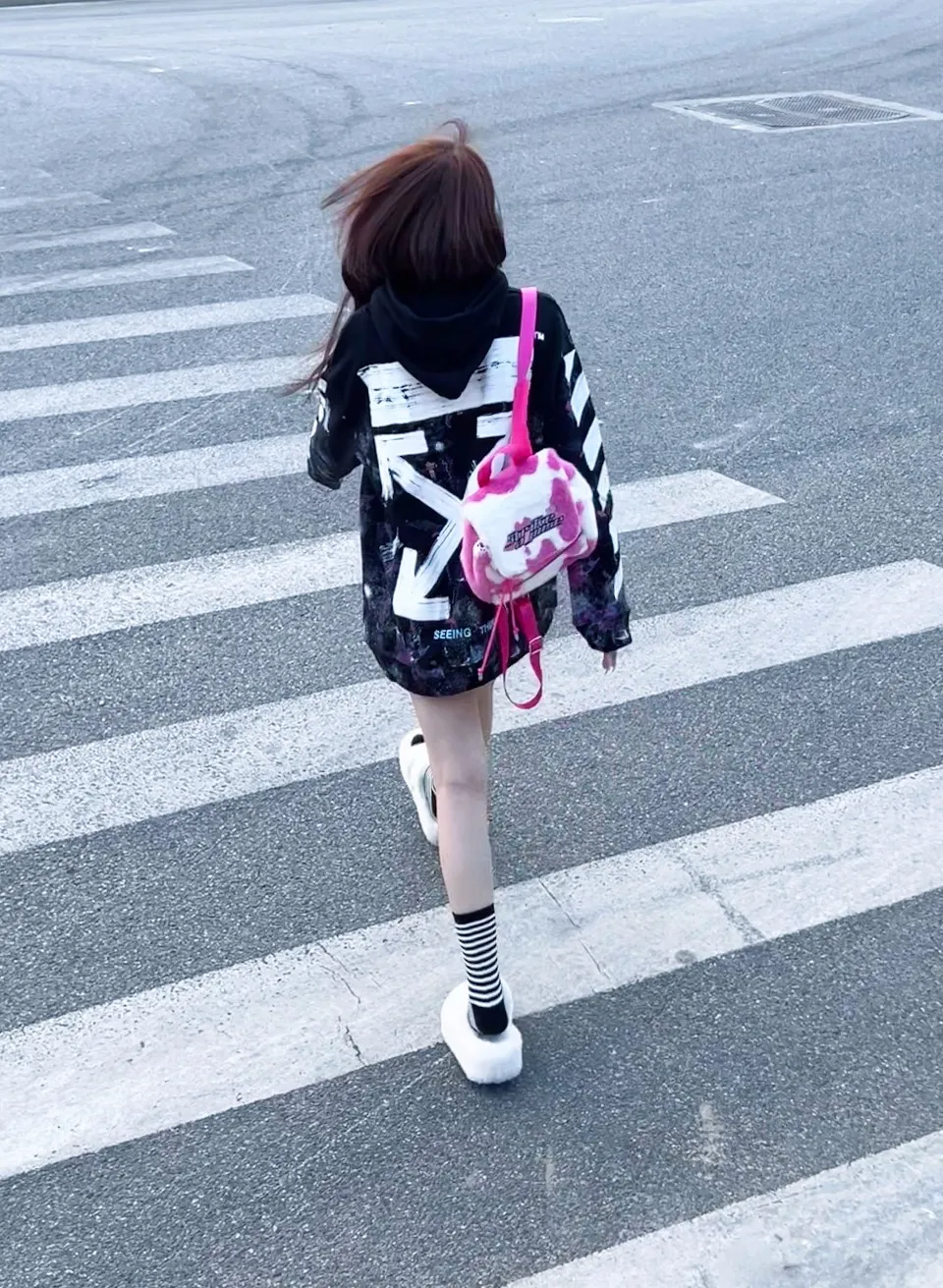 OFF WHITE CO VIRGIL 17ss 星空煙花潑墨箭頭連帽衛衣 定織定染420g毛圈全棉,棉質感強 ,成衣水洗預縮處理不掉色不縮水,一共8套網板,顏色都是套色撞出來的,膠印為熱固油墨,一對一數據對位,厚版凹凸手感,厚度上次調試13次,顏色上機調節12次定版,八個板分八次印一個顏色,加一個箭頭厚板印花,第一層印灰色,第二層印白色,第三層是黃色,第四層是綠色,第五層是藍色,第六層是紫色,第七層是橘色,最後一層是厚板,哪個步驟出錯都會全部作廢,全新水洗標輔料,後背的印花不知刷多少層了,冒著快印爛衣服的風險雕琢出這麼一款,不是訂製的面料真hold不住這麼折騰的,星空煙花效果錯落有致+ 層次感強,後背漆印大標誌,正宗刷子刷出的效果,凹凸感強用料一點不含糊,定制吊牌輔料,全部到位 Size:XS-L 編碼:CAL092372