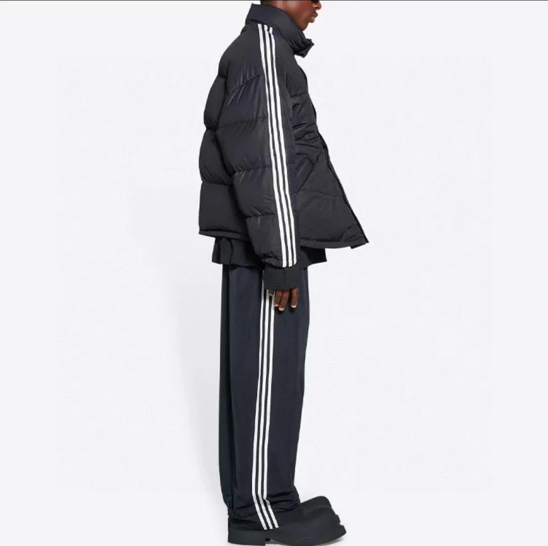 Balenciaga聯名adidas棉服外套Balenciaga聯名adidas棉服外套                原版25500購入開發 定制高密度尼龍面料 外層黑科技防水塗層 整體衣服達到 2kg 面料厚實 內裡夾棉填充 前幅採用斜插袋完善整體 內里拉鏈內袋設計走線平直細膩 經典三條槓撞色條紋 運用超細縫盤針做高密縫盤工藝 雙側拉條平整 下擺袖口都有抽繩設計  三葉草logo採用高功率冷融印花 再後整熨燙 使其不易脫落 隱藏式拉鍊按扣前襟 經典立領 前長後短設計 整體面料採用啞光尼龍面料 與ZP保持一致                貨號12620003                尺碼 s m l                編碼：TES010626